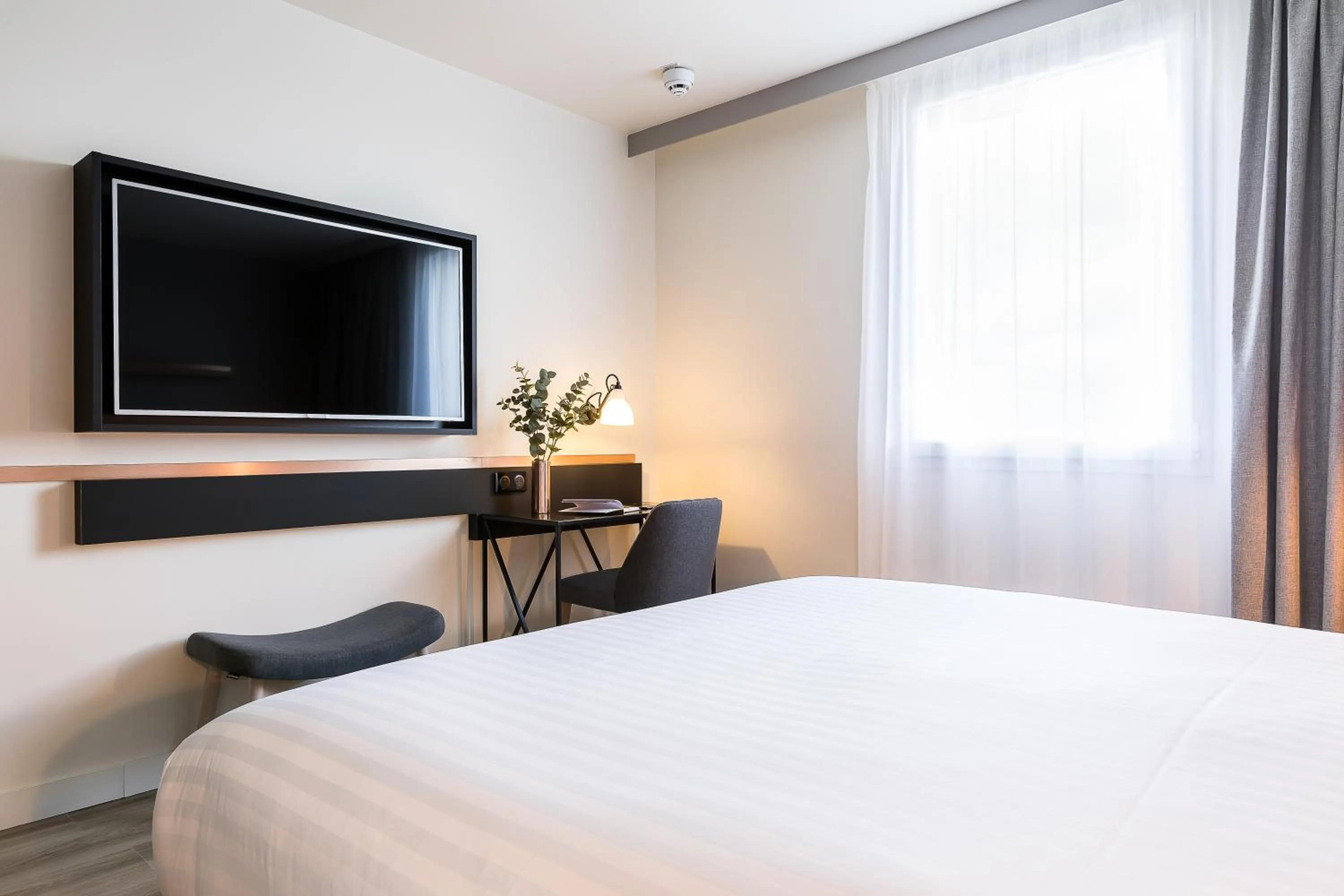 Bedroom, Bed in Hôtel Mercure Paris Gennevilliers