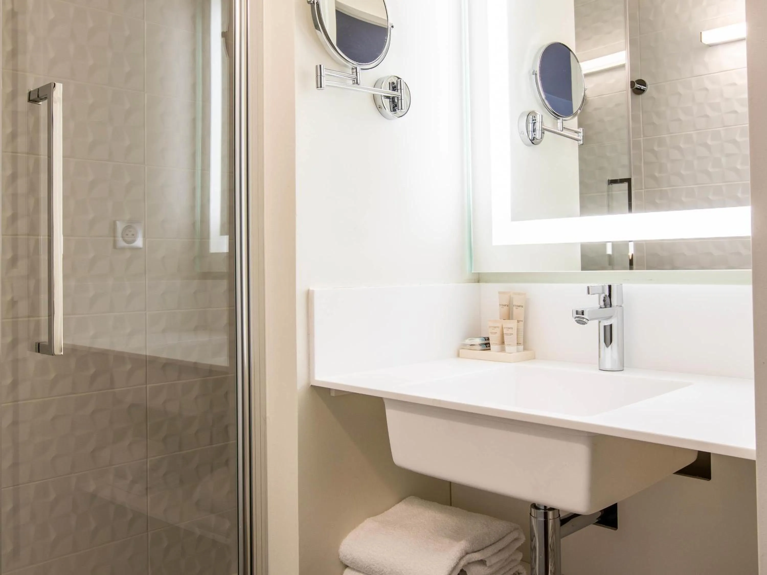 Bedroom in Hôtel Mercure Paris Gennevilliers