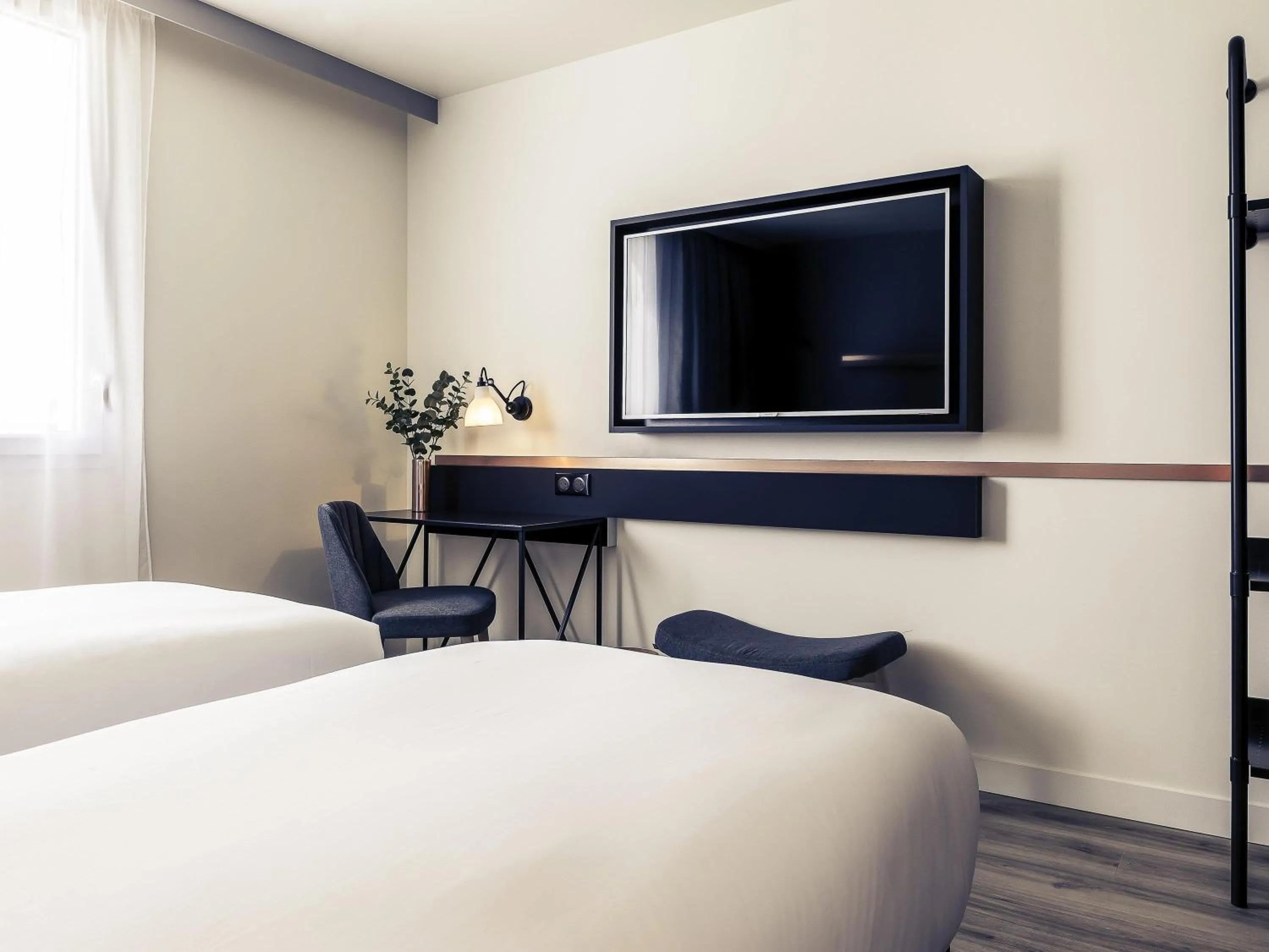 Bedroom, Bed in Hôtel Mercure Paris Gennevilliers