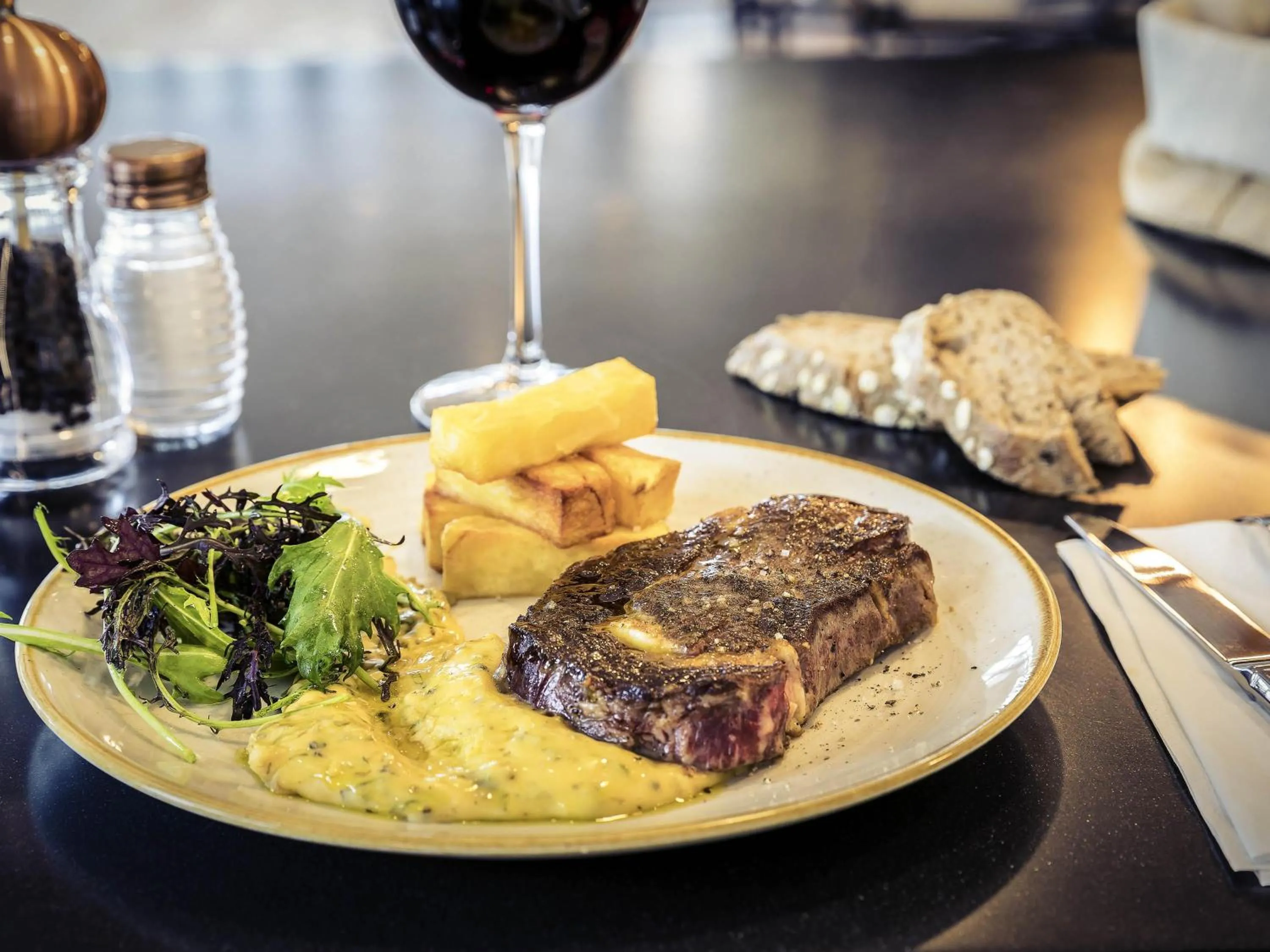 Restaurant/places to eat in Hôtel Mercure Paris Gennevilliers