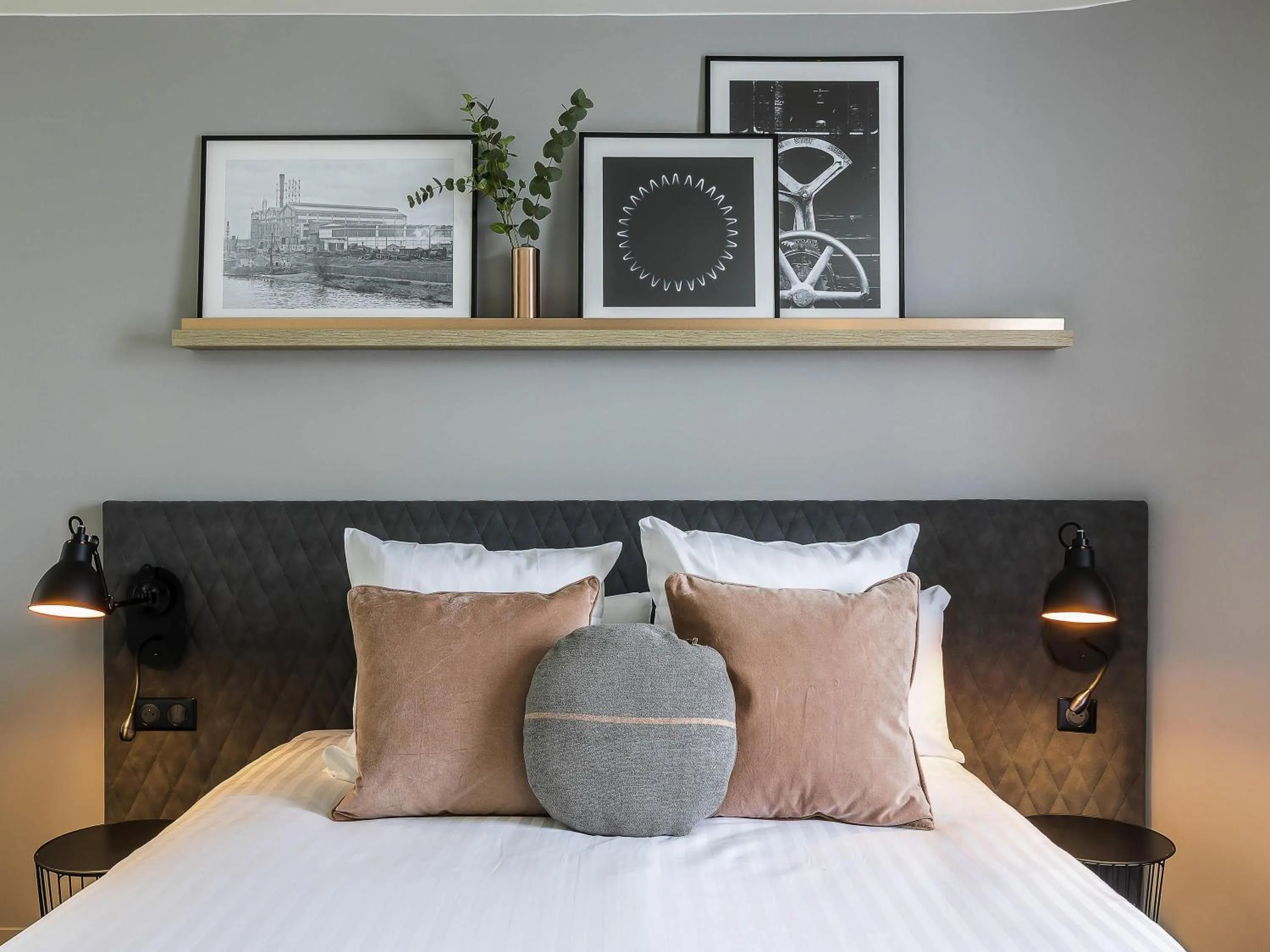 Property building, Bed in Hôtel Mercure Paris Gennevilliers