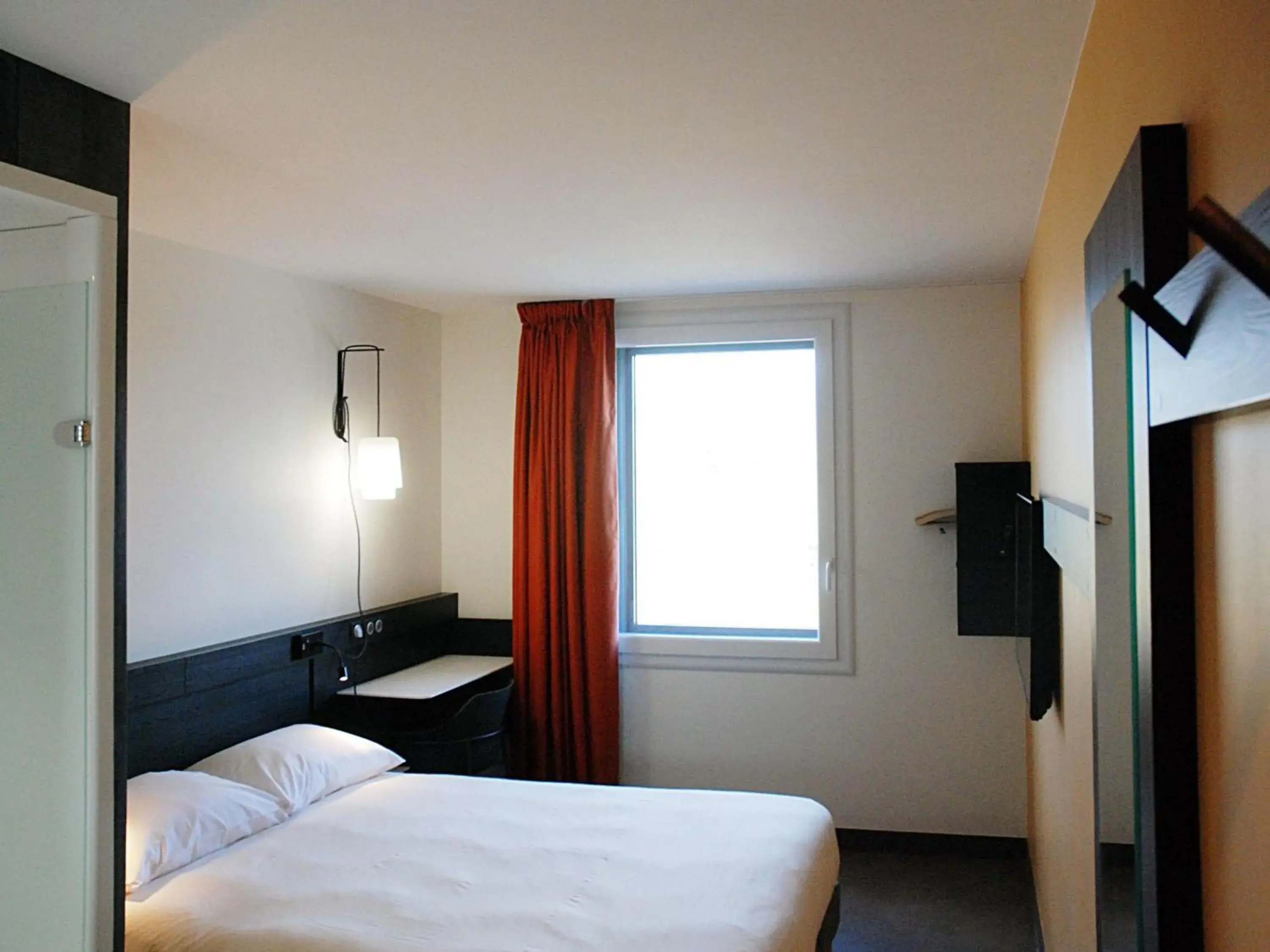 Bedroom, Bed in Ibis Budget Annecy sud-Poisy Bedroom, Bed in Ibis Budget Annecy sud-Poisy