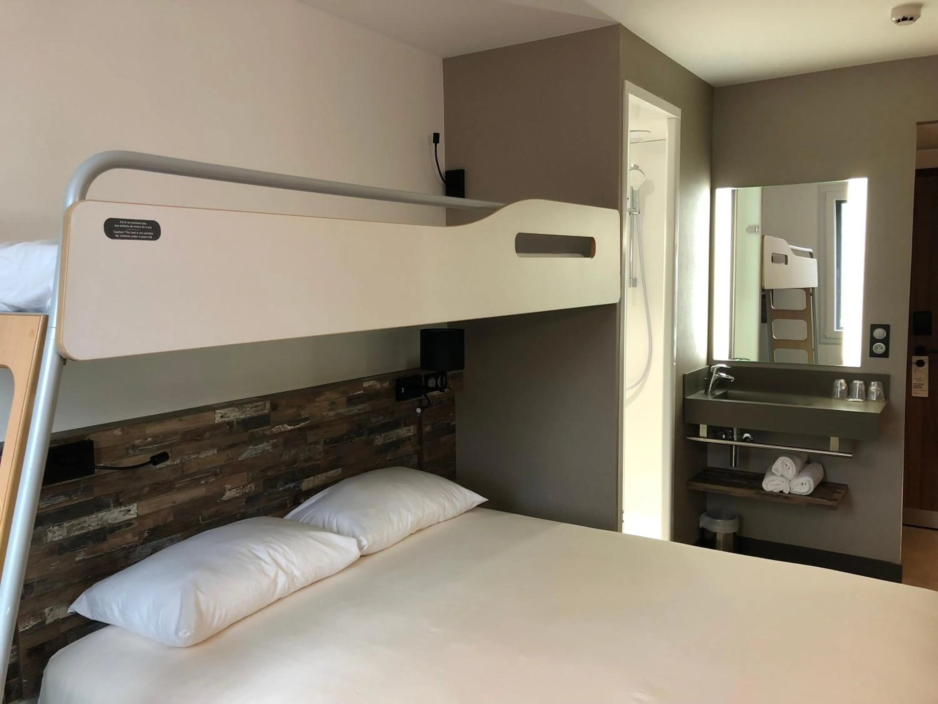 bunk bed, Bed in Ibis Budget Annecy sud-Poisy