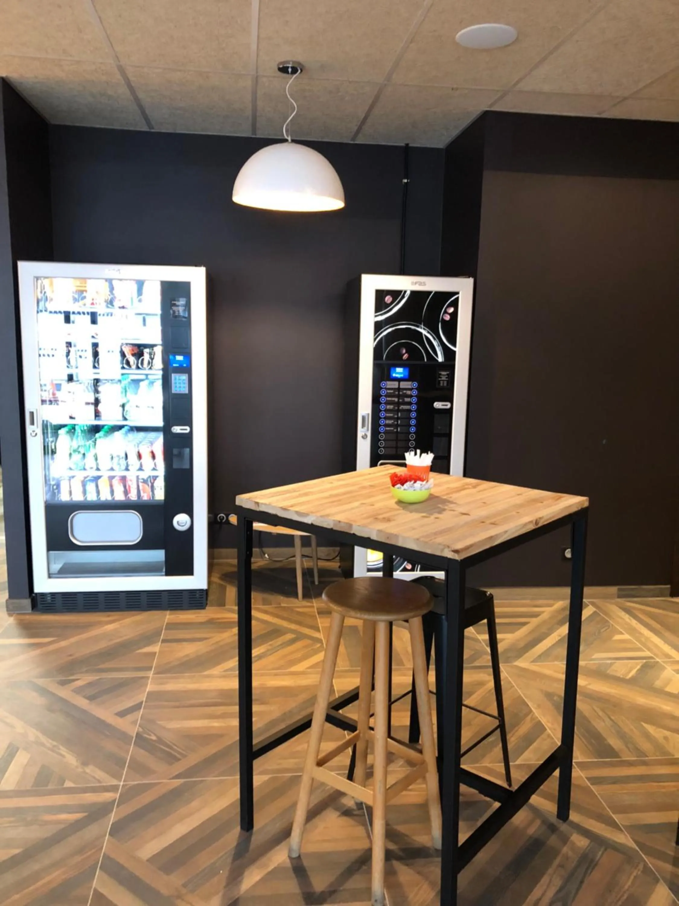 Dining area in Ibis Budget Annecy sud-Poisy