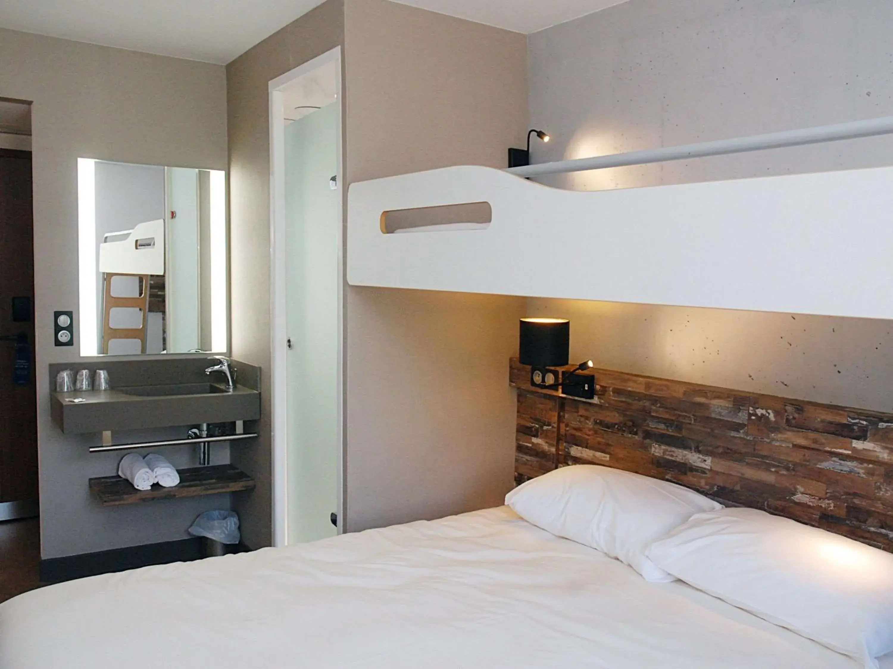Photo of the whole room, Bed in Ibis Budget Annecy sud-Poisy Photo of the whole room, Bed in Ibis Budget Annecy sud-Poisy