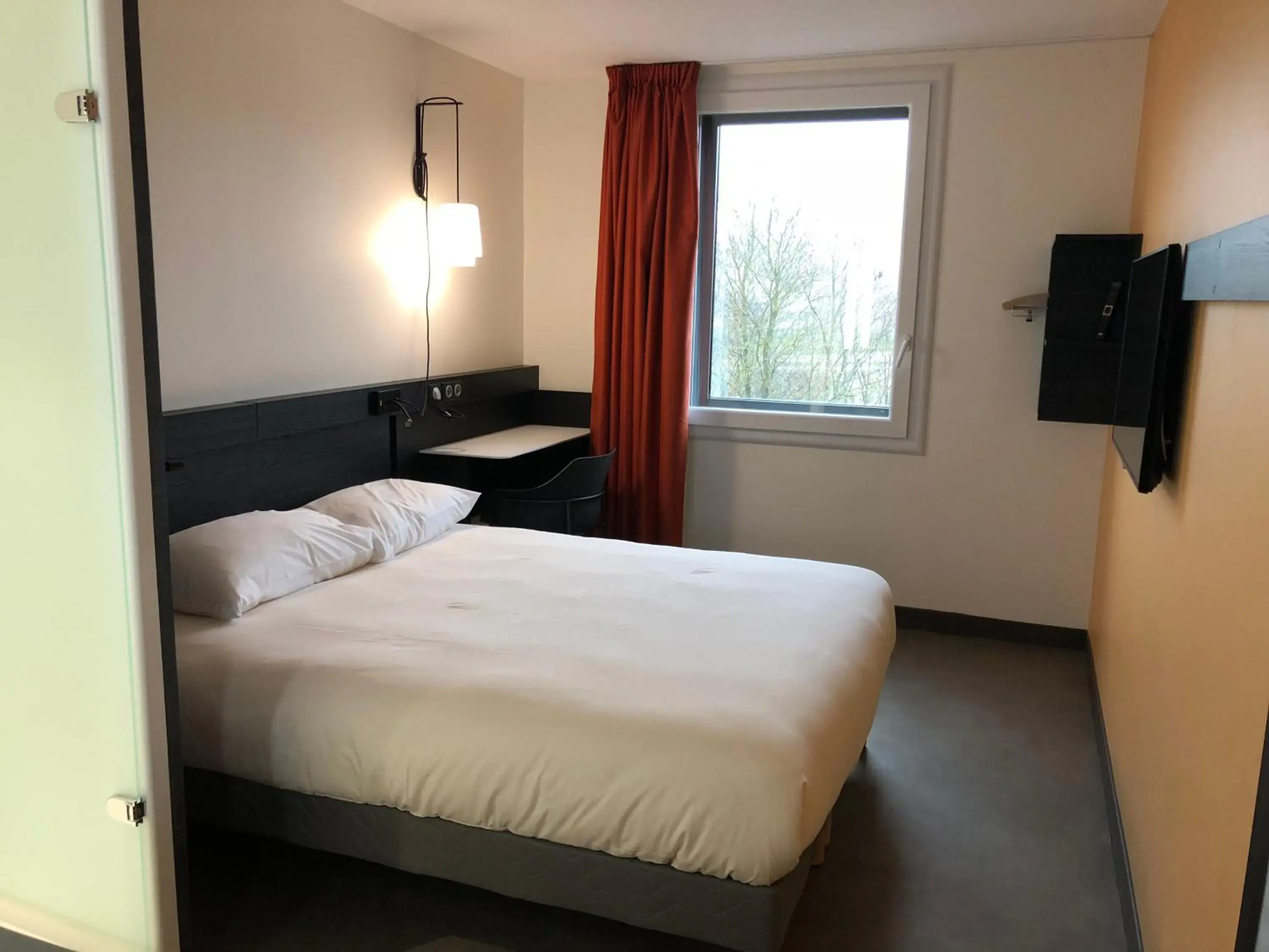 Bedroom, Bed in Ibis Budget Annecy sud-Poisy Bedroom, Bed in Ibis Budget Annecy sud-Poisy