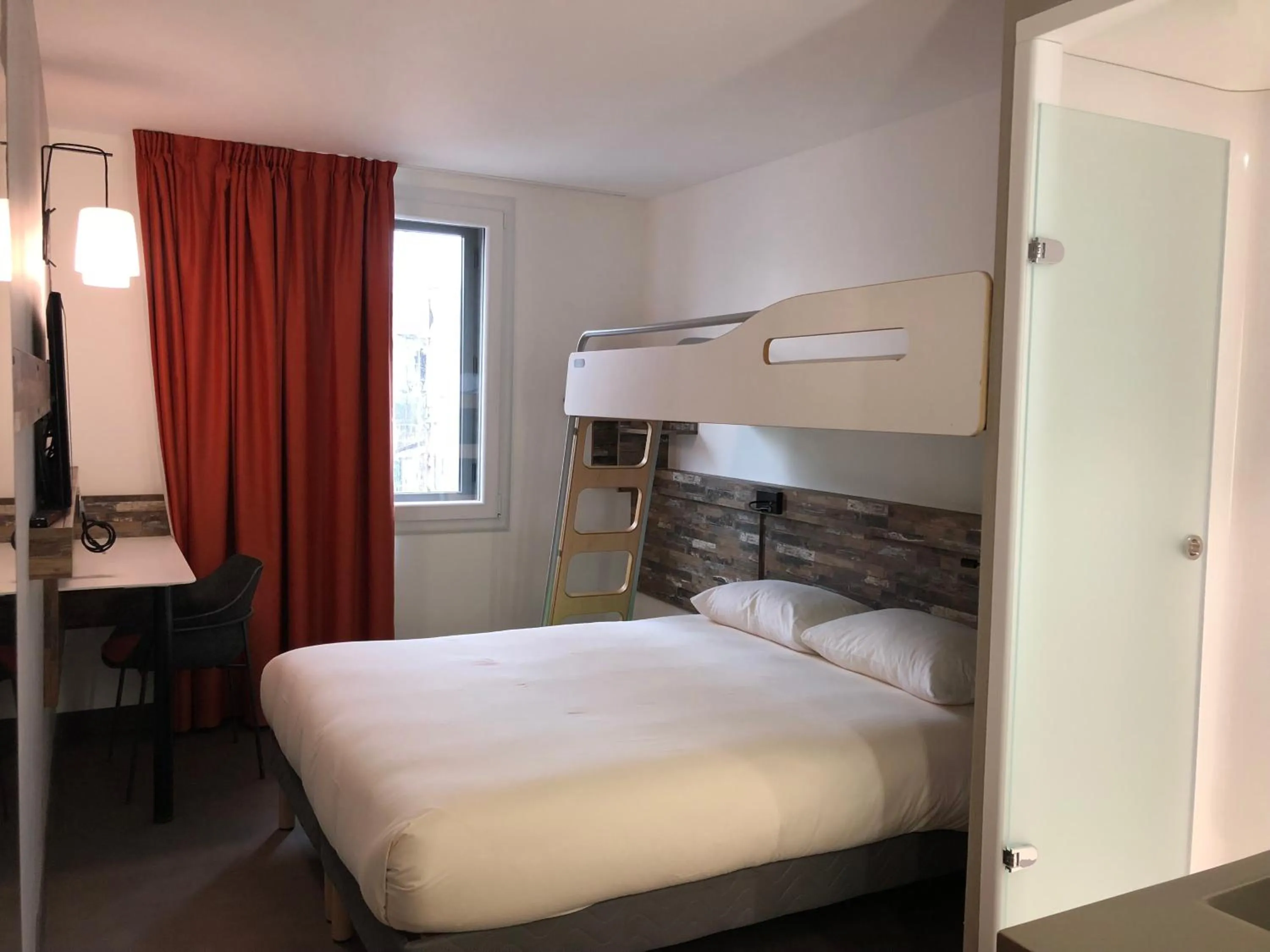 Bed in Ibis Budget Annecy sud-Poisy
