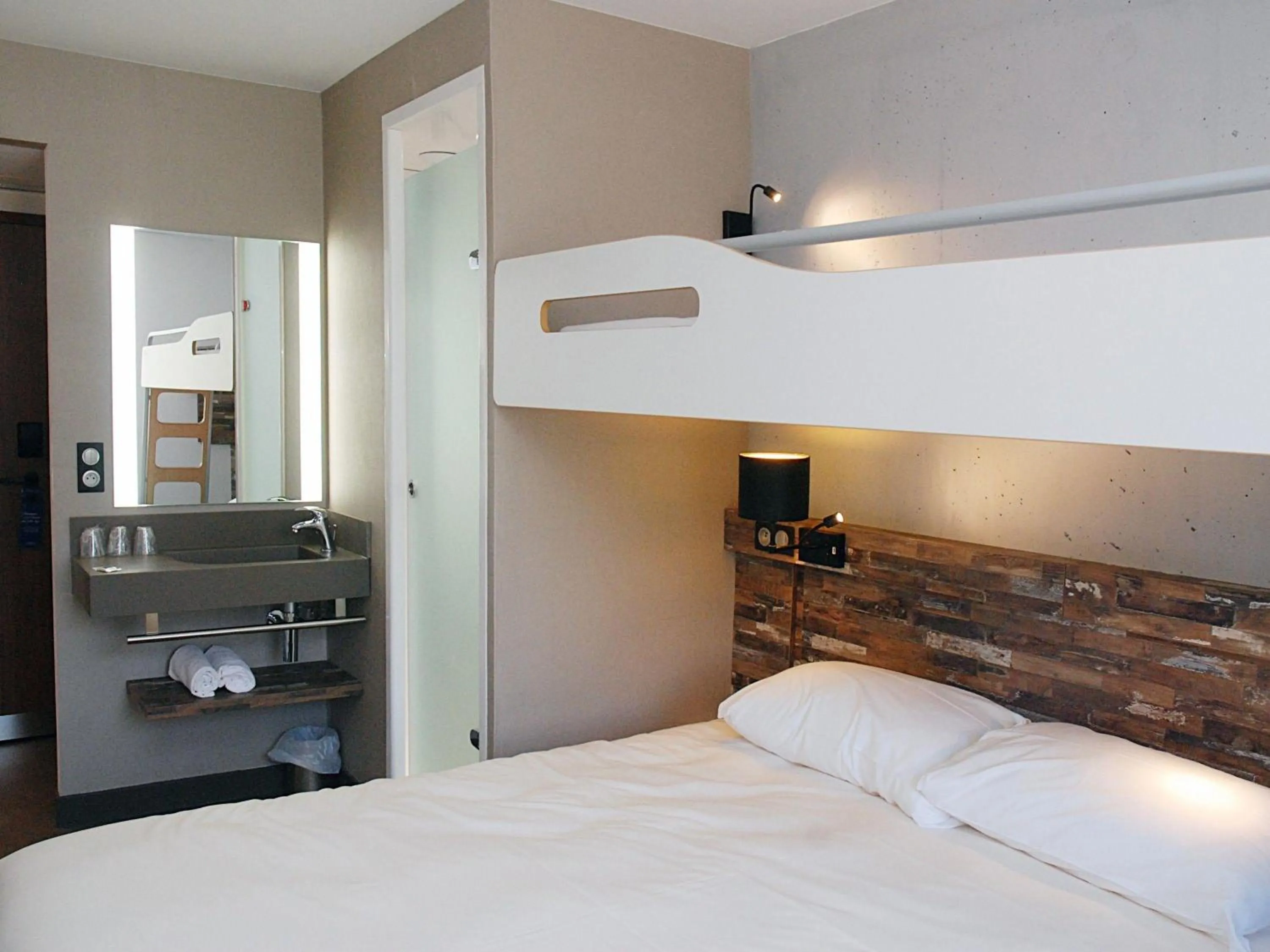 Bedroom, Bed in Ibis Budget Annecy sud-Poisy