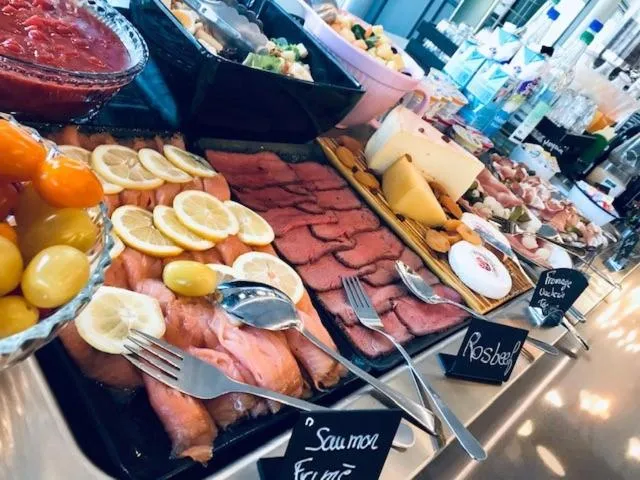 Restaurant/places to eat in ibis Styles Genève Carouge