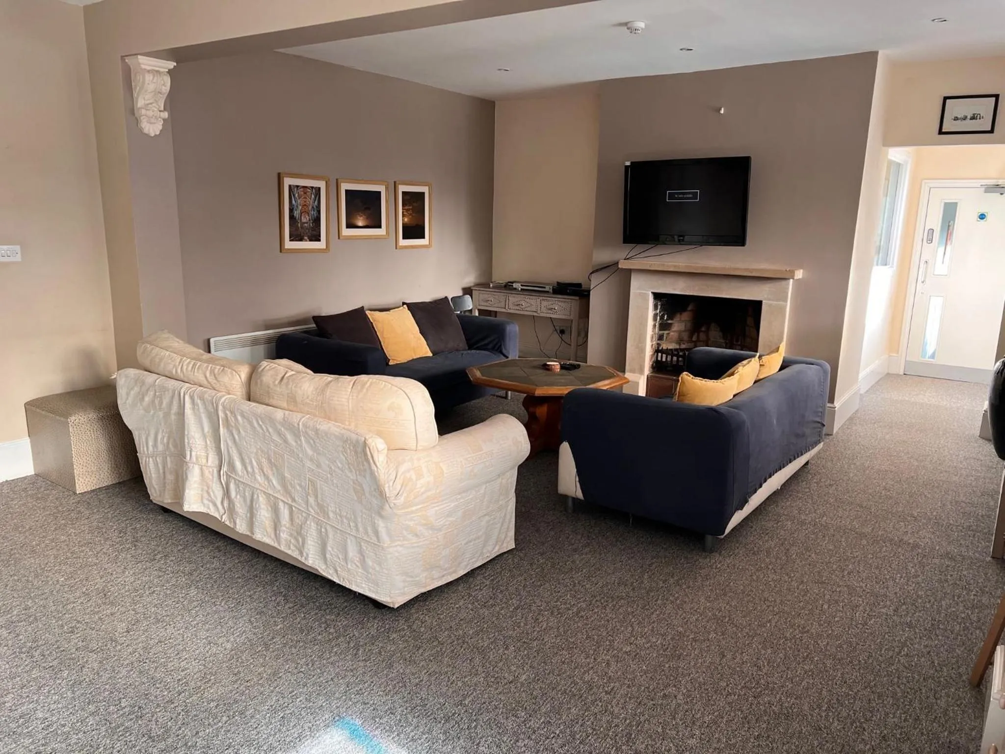 Living room in Stonehenge Hostel