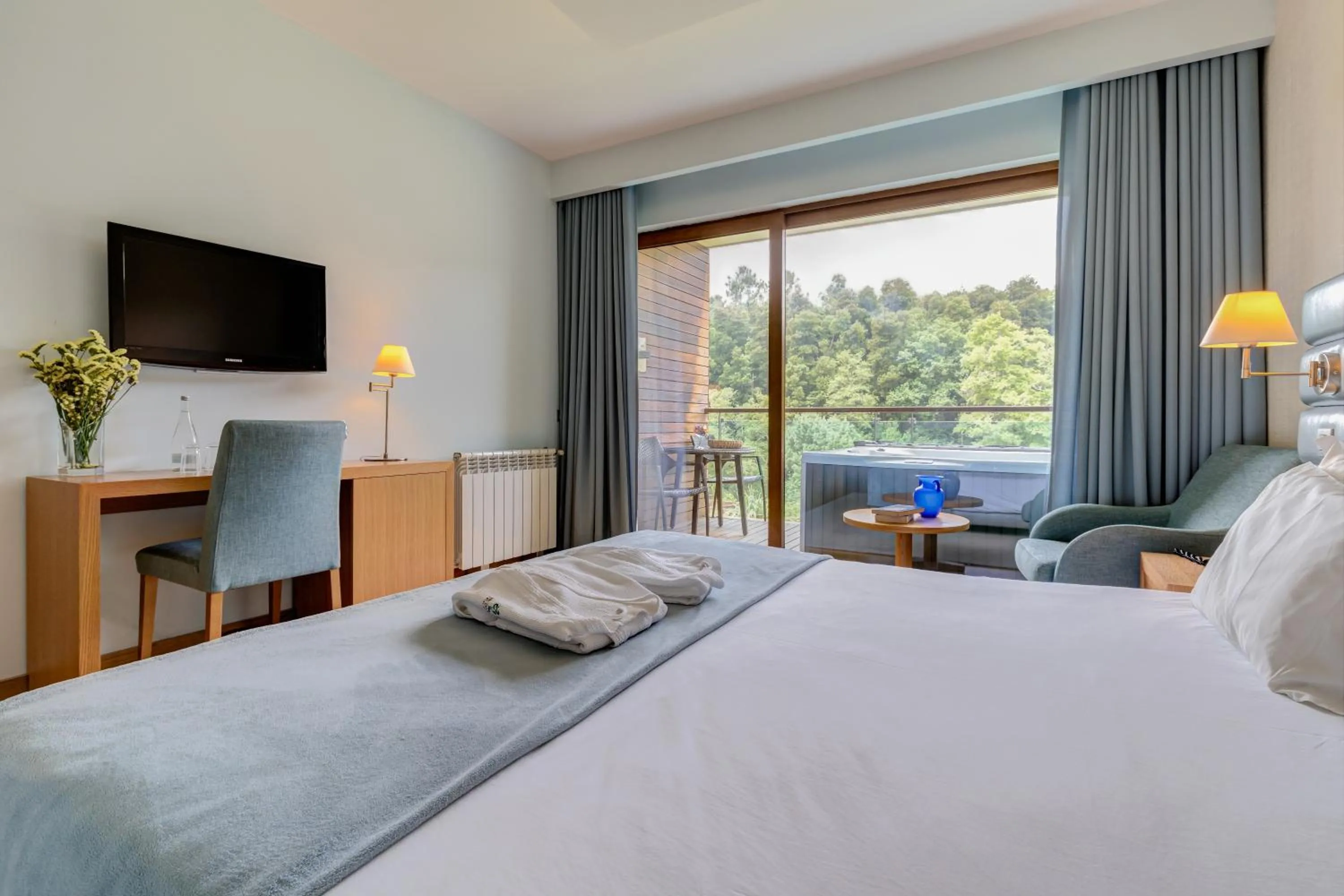 Balcony/Terrace, Bed in Hotel Rural Vale Do Rio