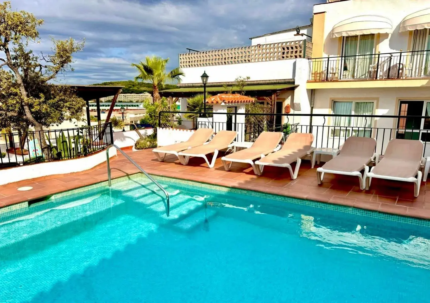 Swimming pool in Hotel Ninays Swimming pool in Hotel Ninays