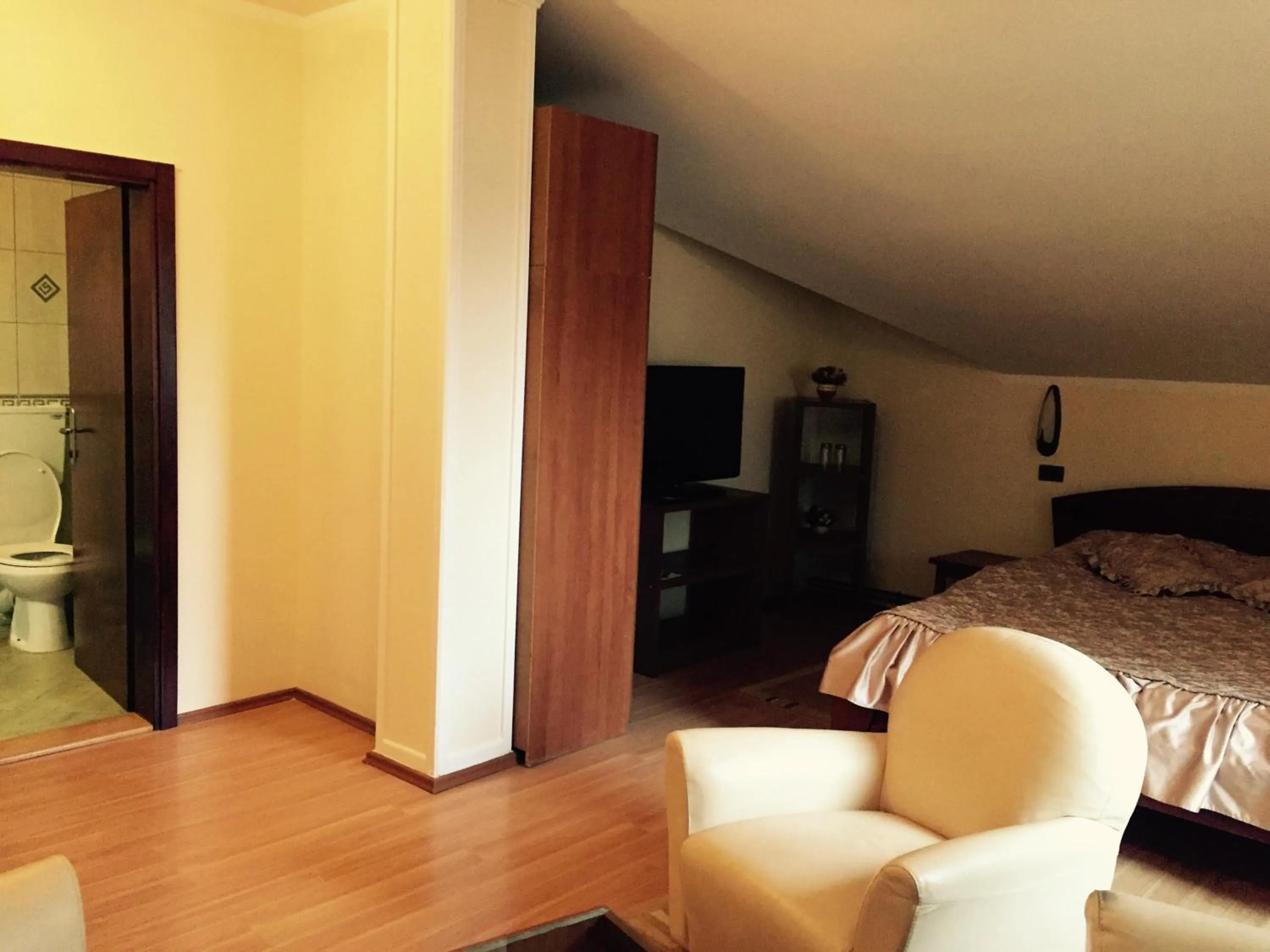 Shower, Bed in Accommodation Tara