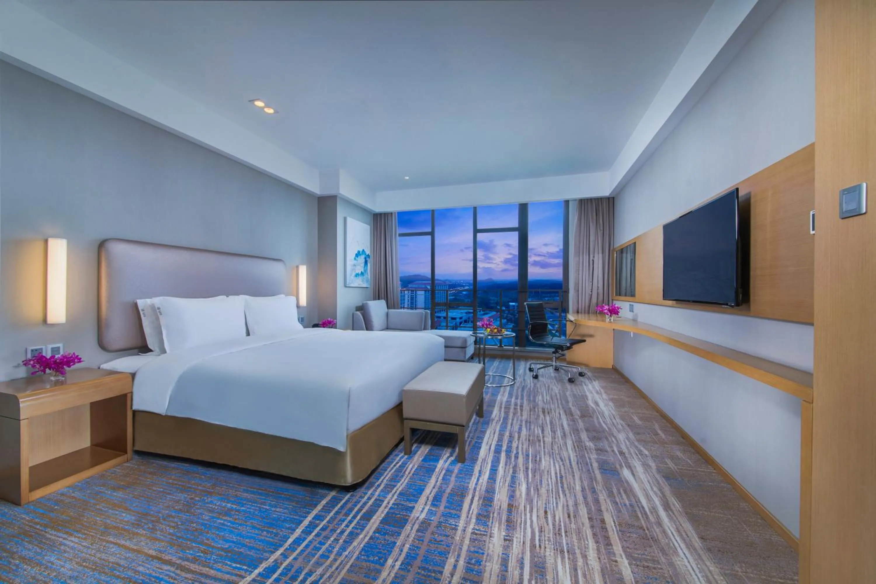 Photo of the whole room, Bed in Holiday Inn Express Guian Yungu by IHG