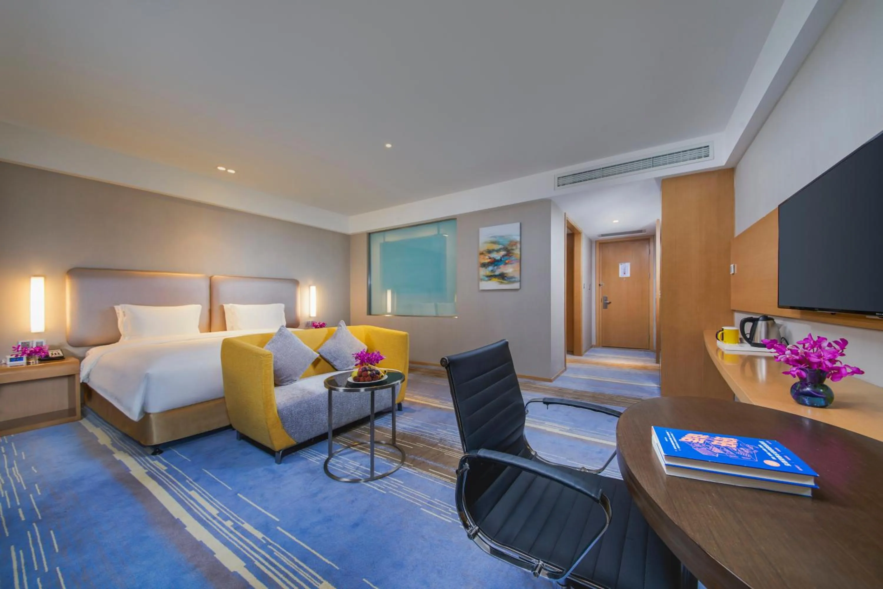 Photo of the whole room, Bed in Holiday Inn Express Guian Yungu by IHG