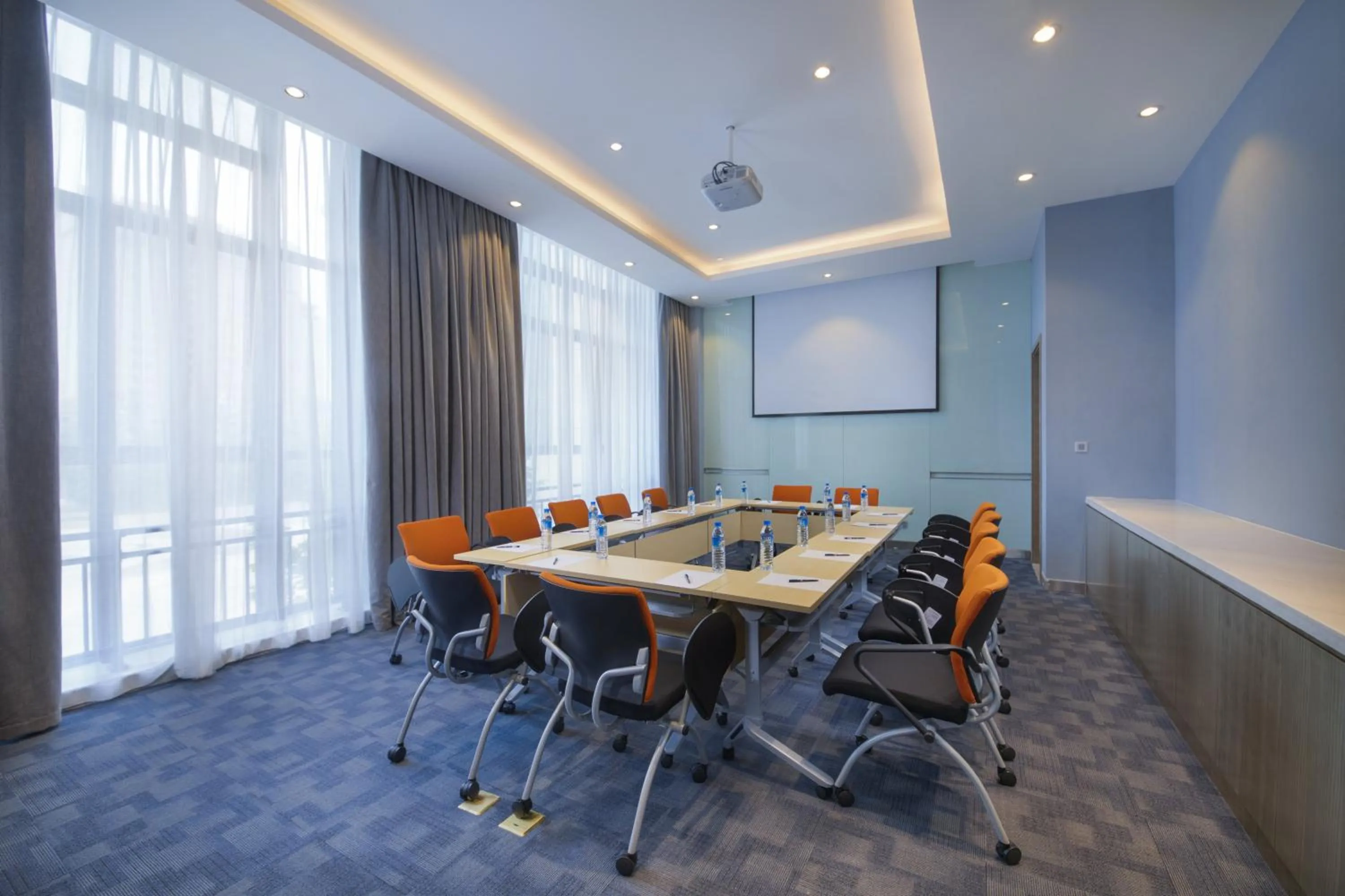 Meeting/conference room in Holiday Inn Express Guian Yungu by IHG