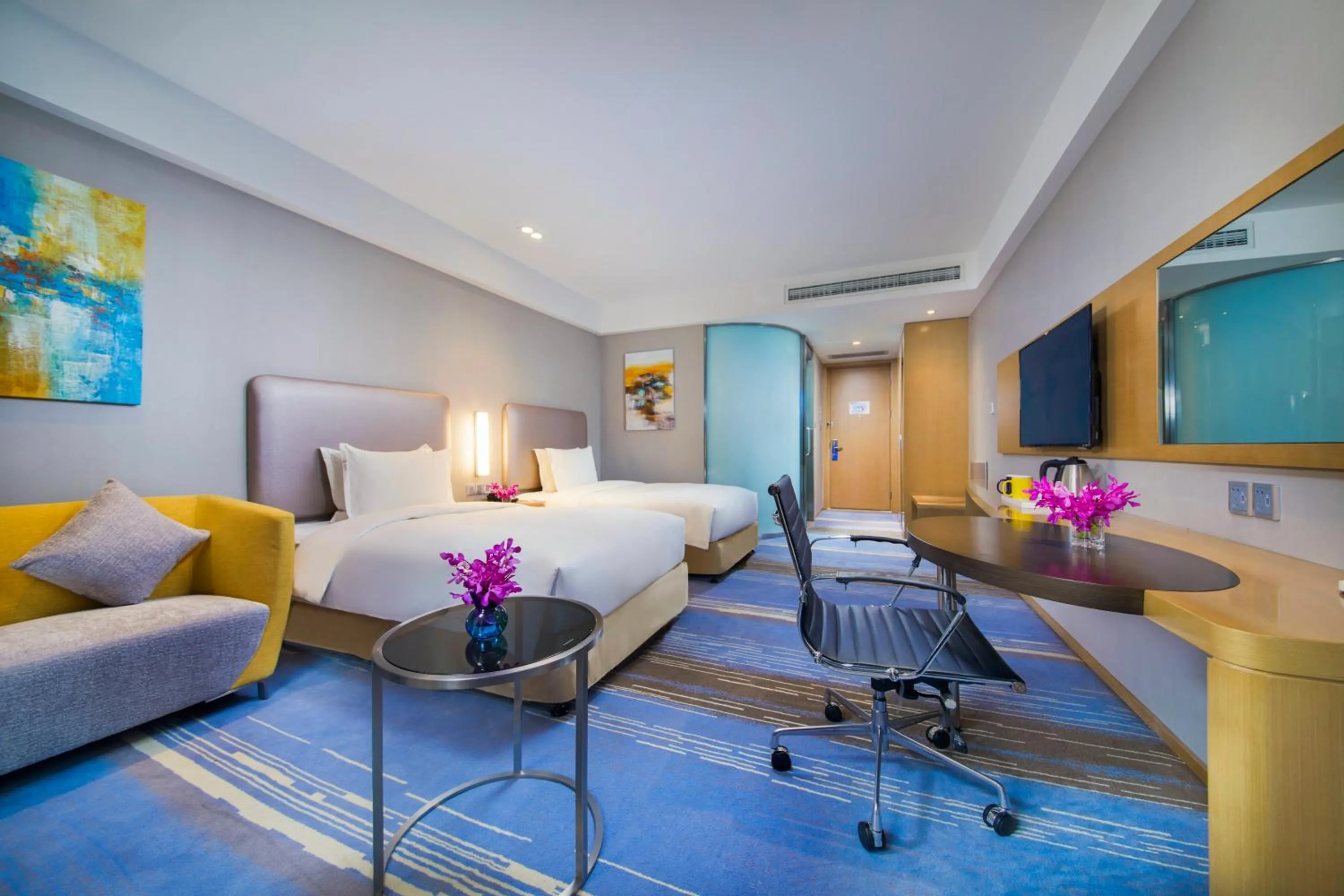 Photo of the whole room, Bed in Holiday Inn Express Guian Yungu by IHG