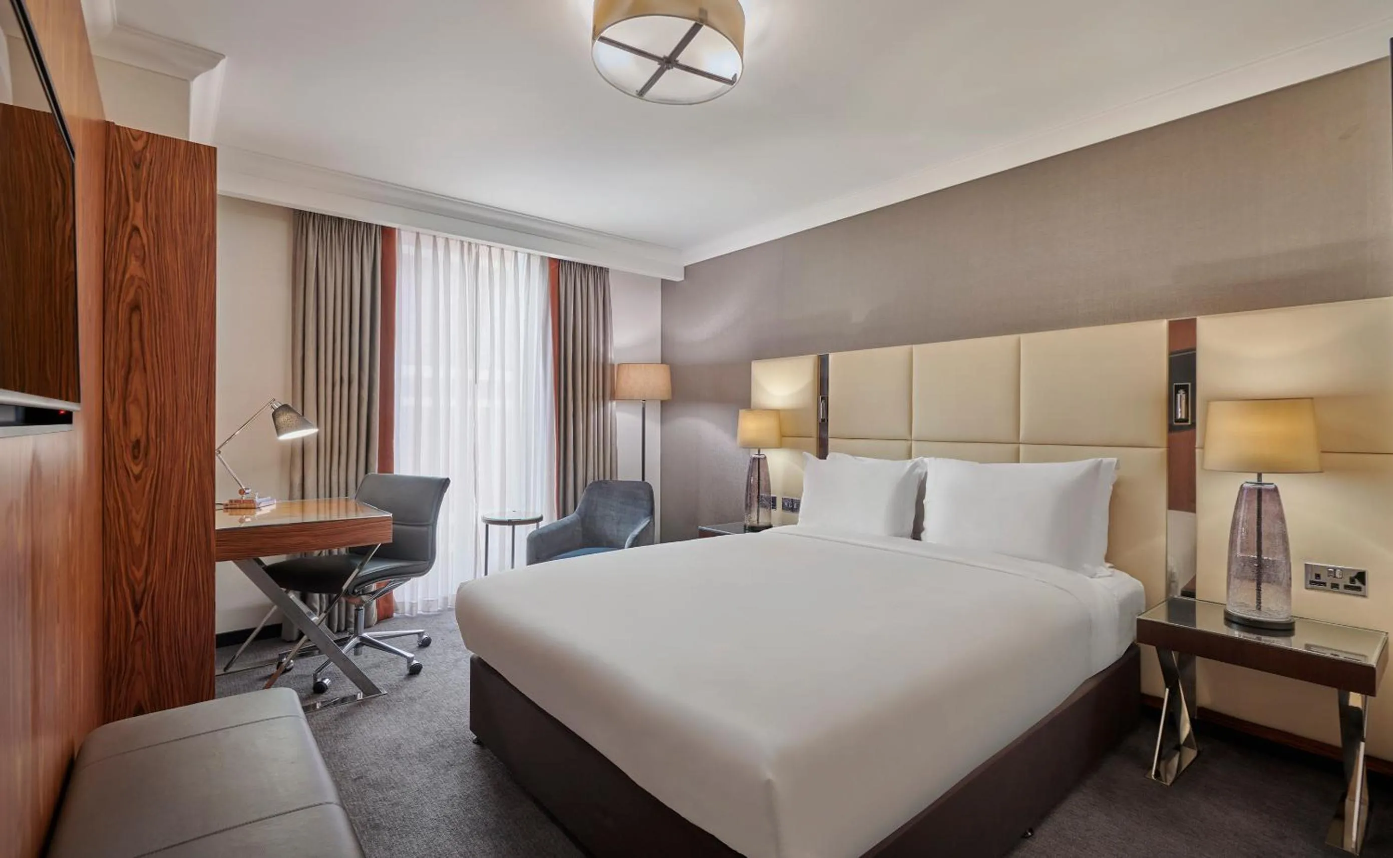 acessibility, Bed in Hyatt Regency London Albert Embankment