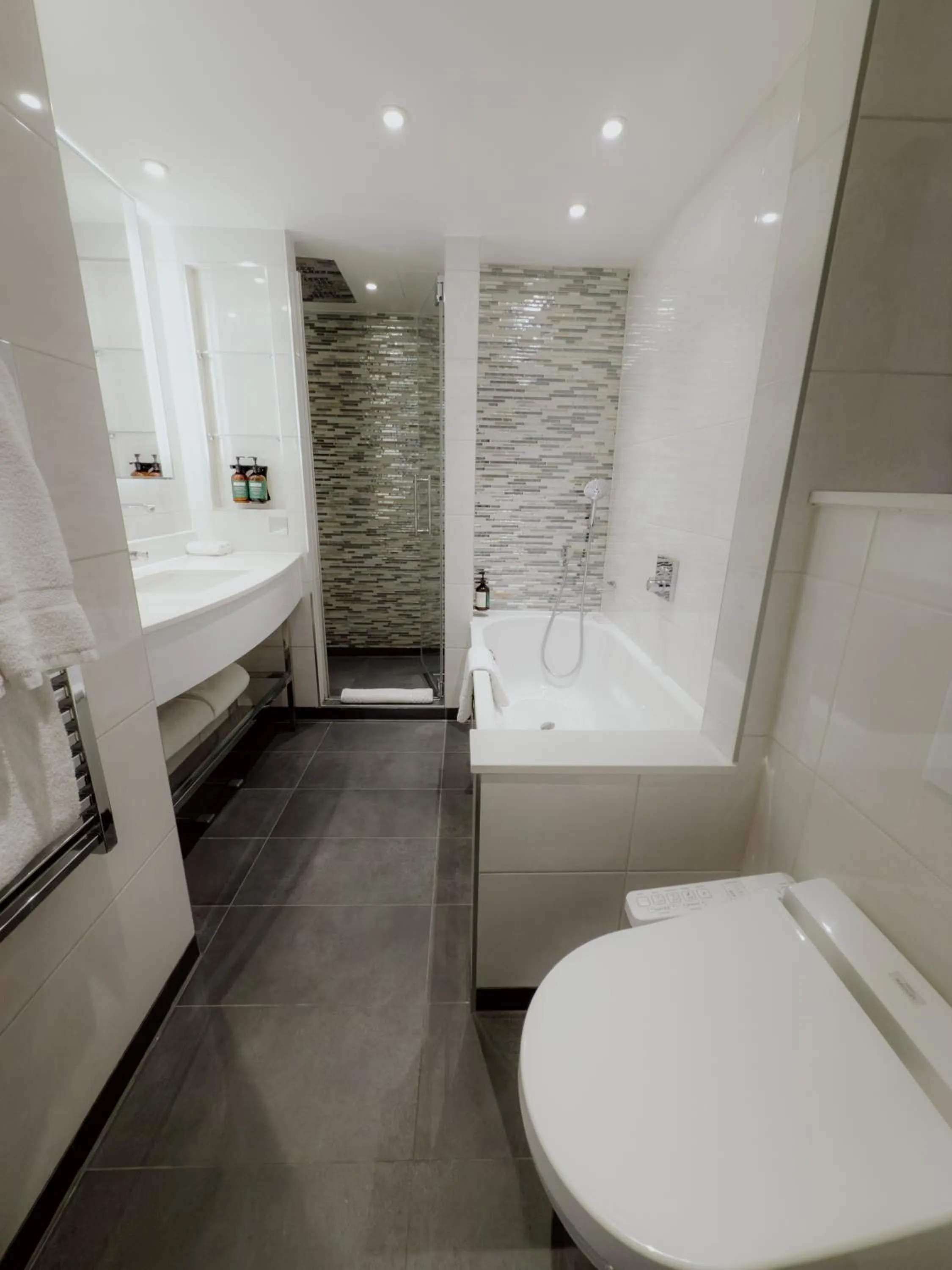 Bathroom in Hyatt Regency London Albert Embankment