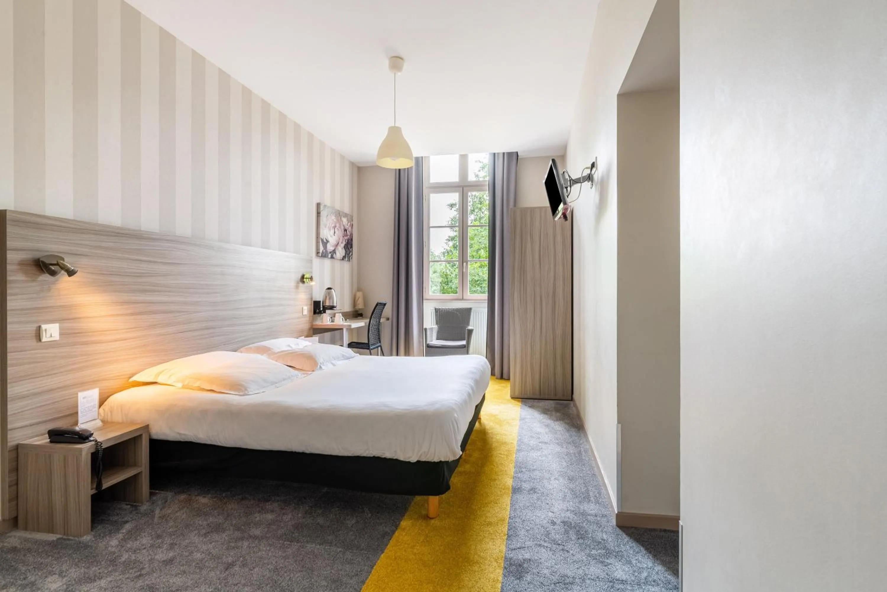 Photo of the whole room, Bed in Brit Hotel Spa Le Connetable