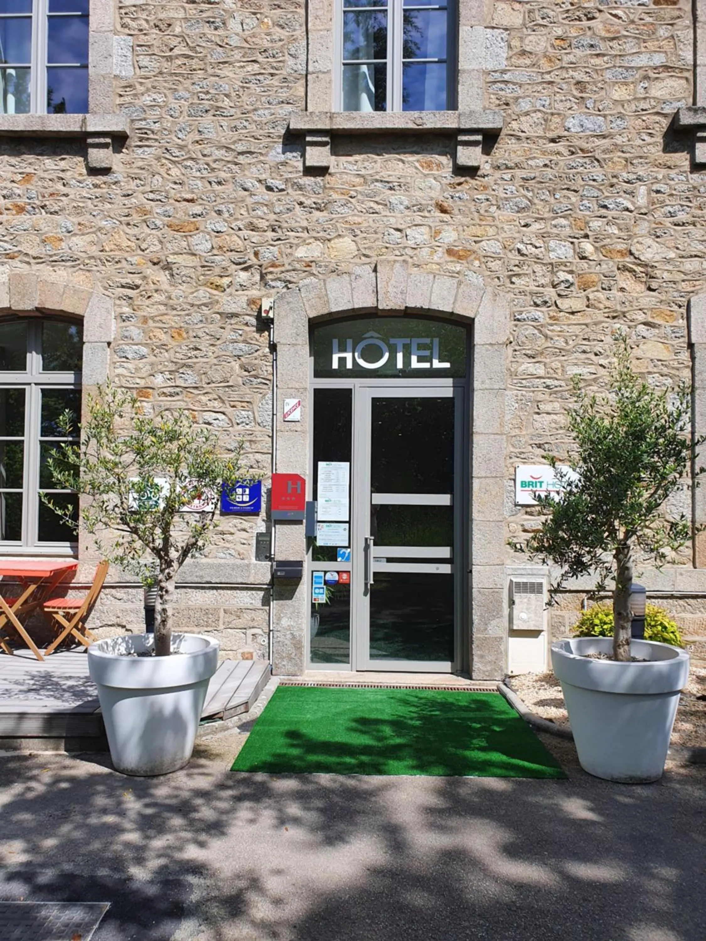 Facade/entrance in Brit Hotel Spa Le Connetable