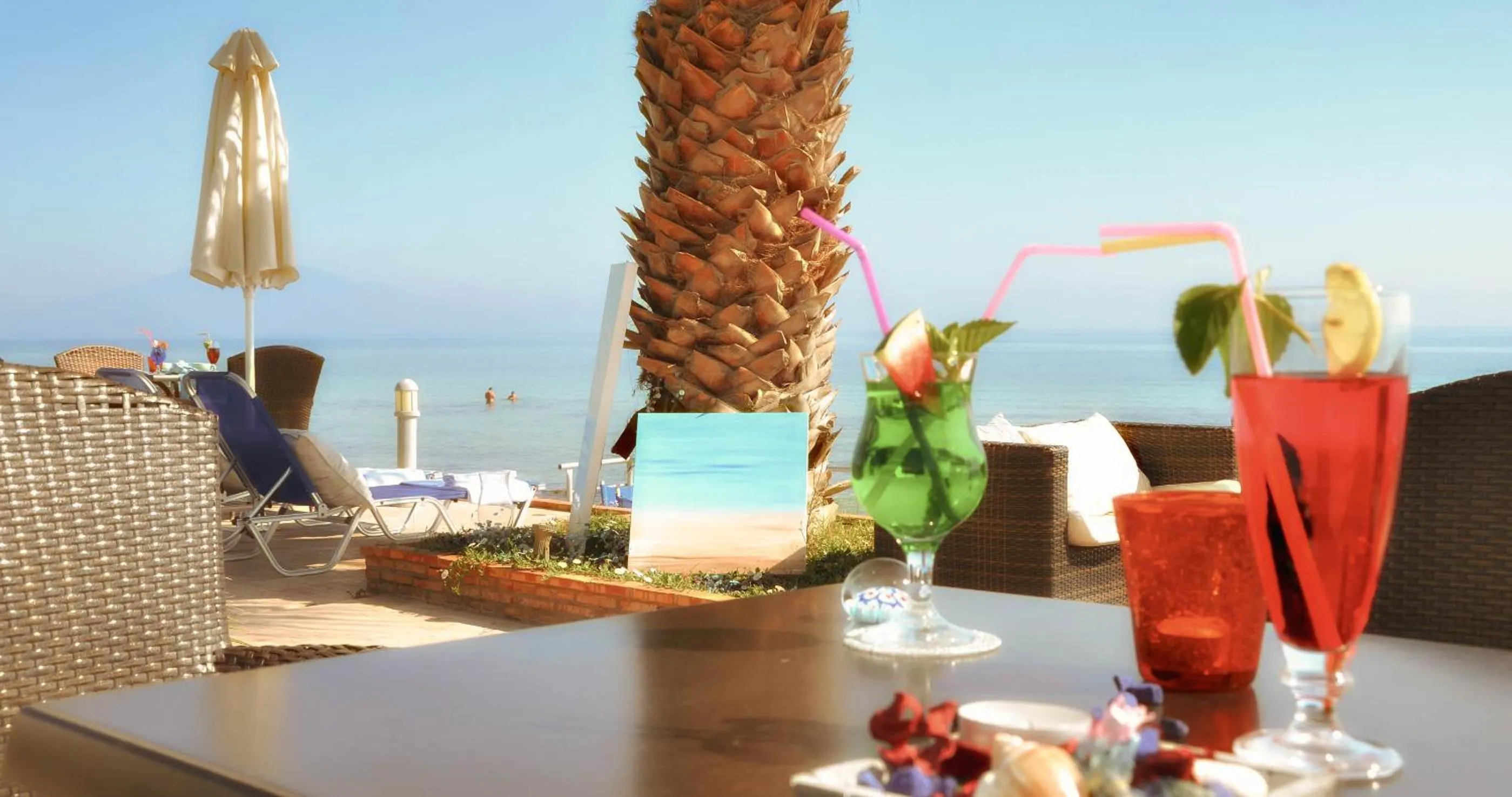 Restaurant/places to eat in Belussi Beach Hotel & Suites