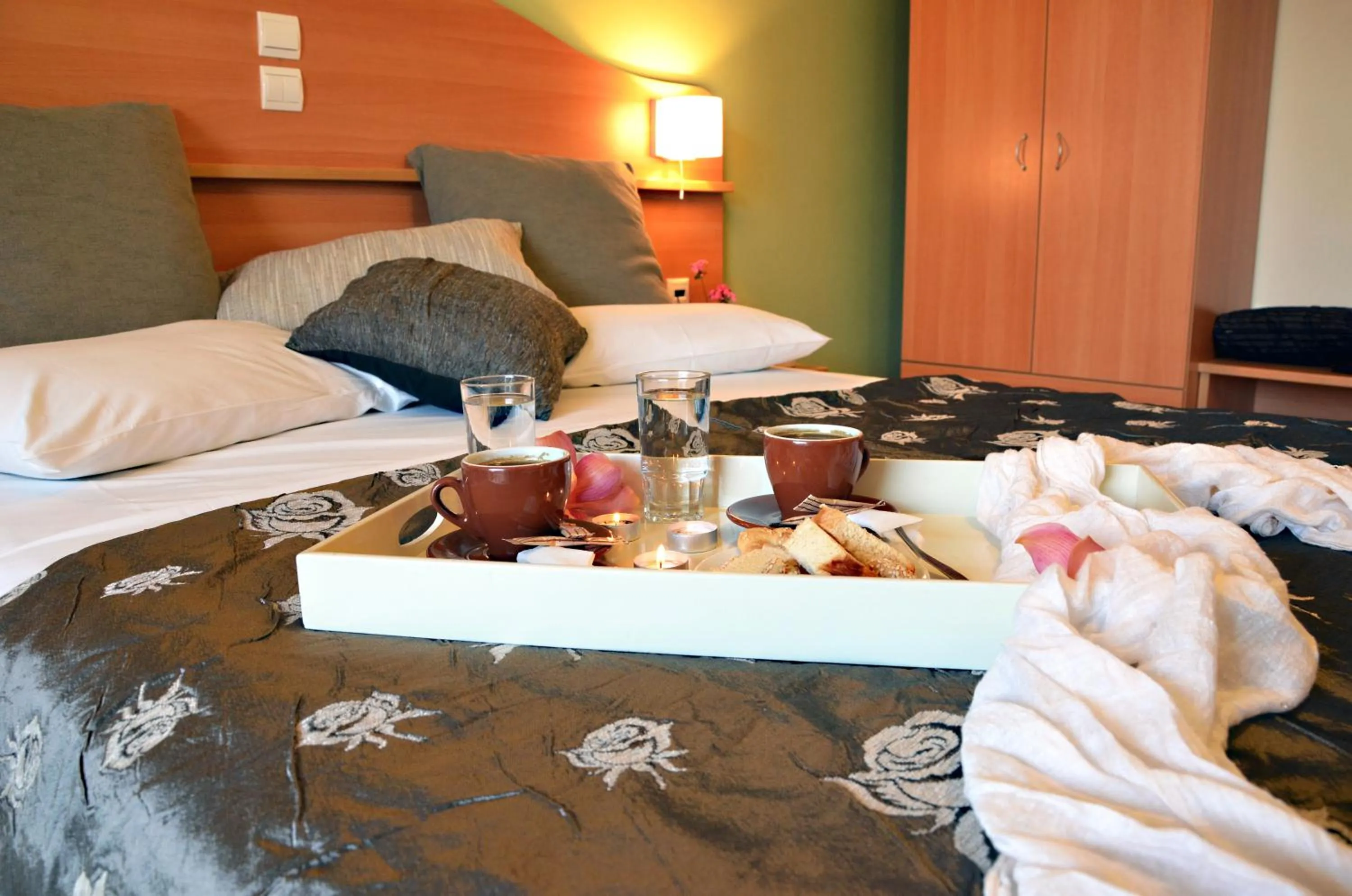 Bed in Belussi Beach Hotel & Suites