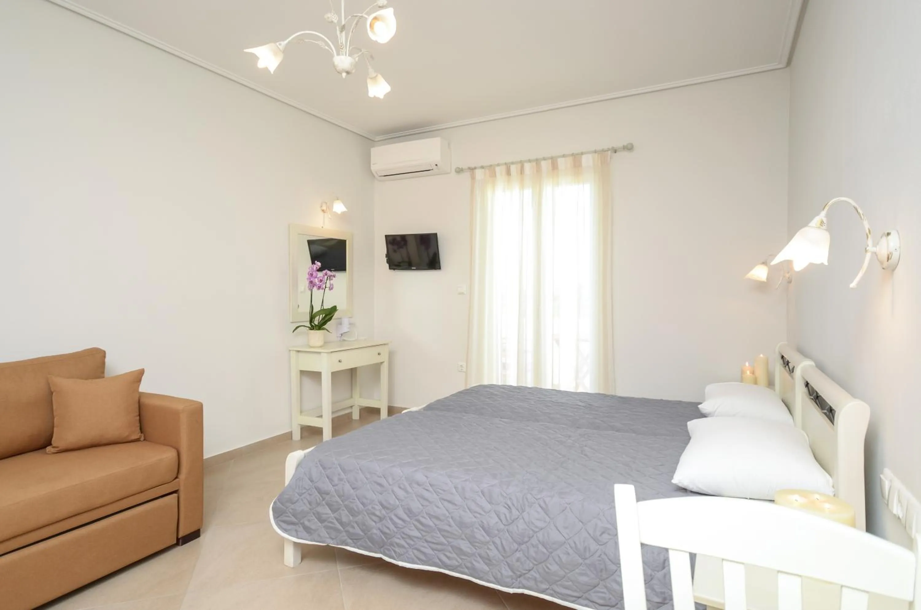 Toilet, Bed in Perla Hotel