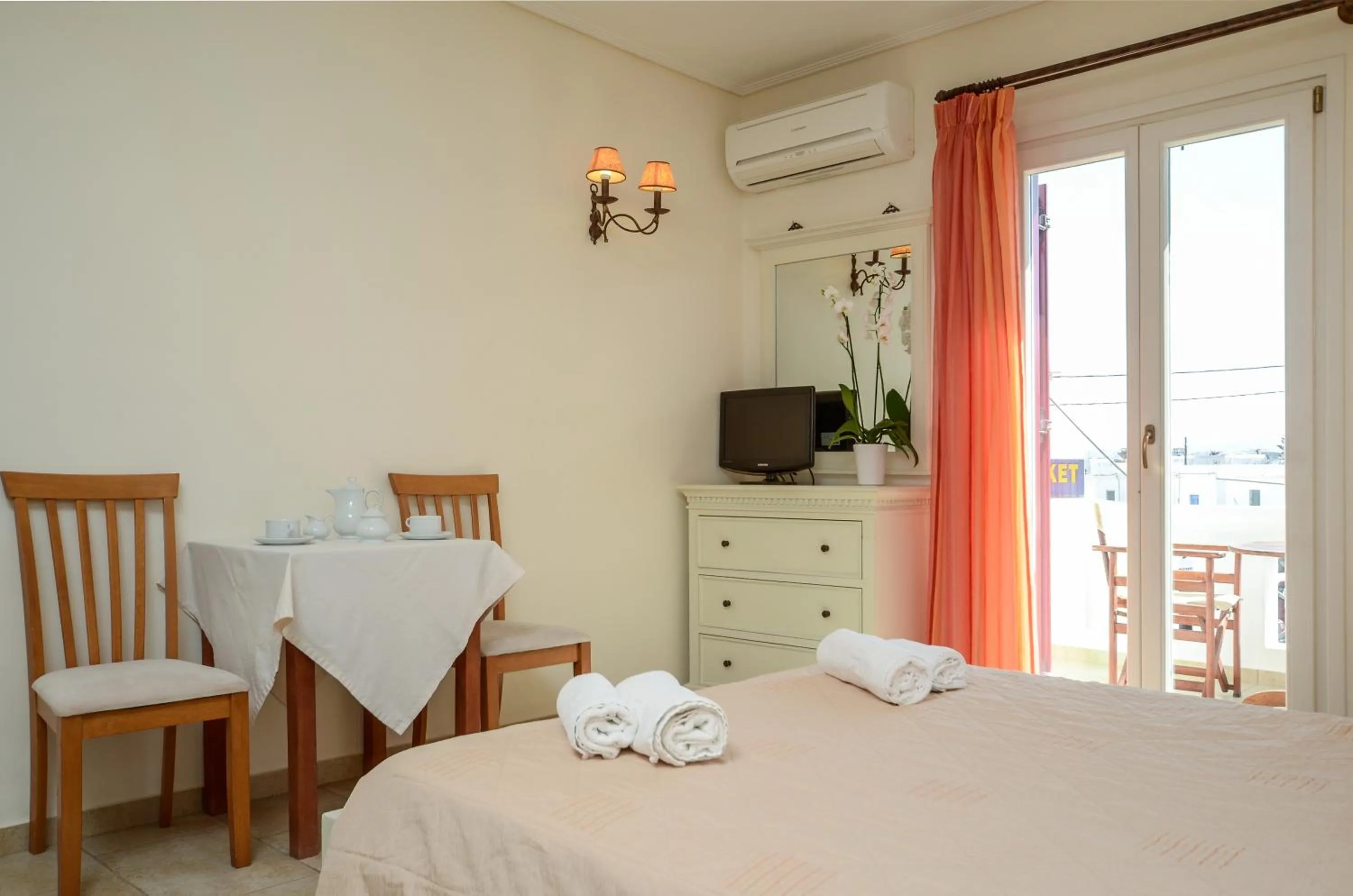 TV and multimedia, Bed in Perla Hotel