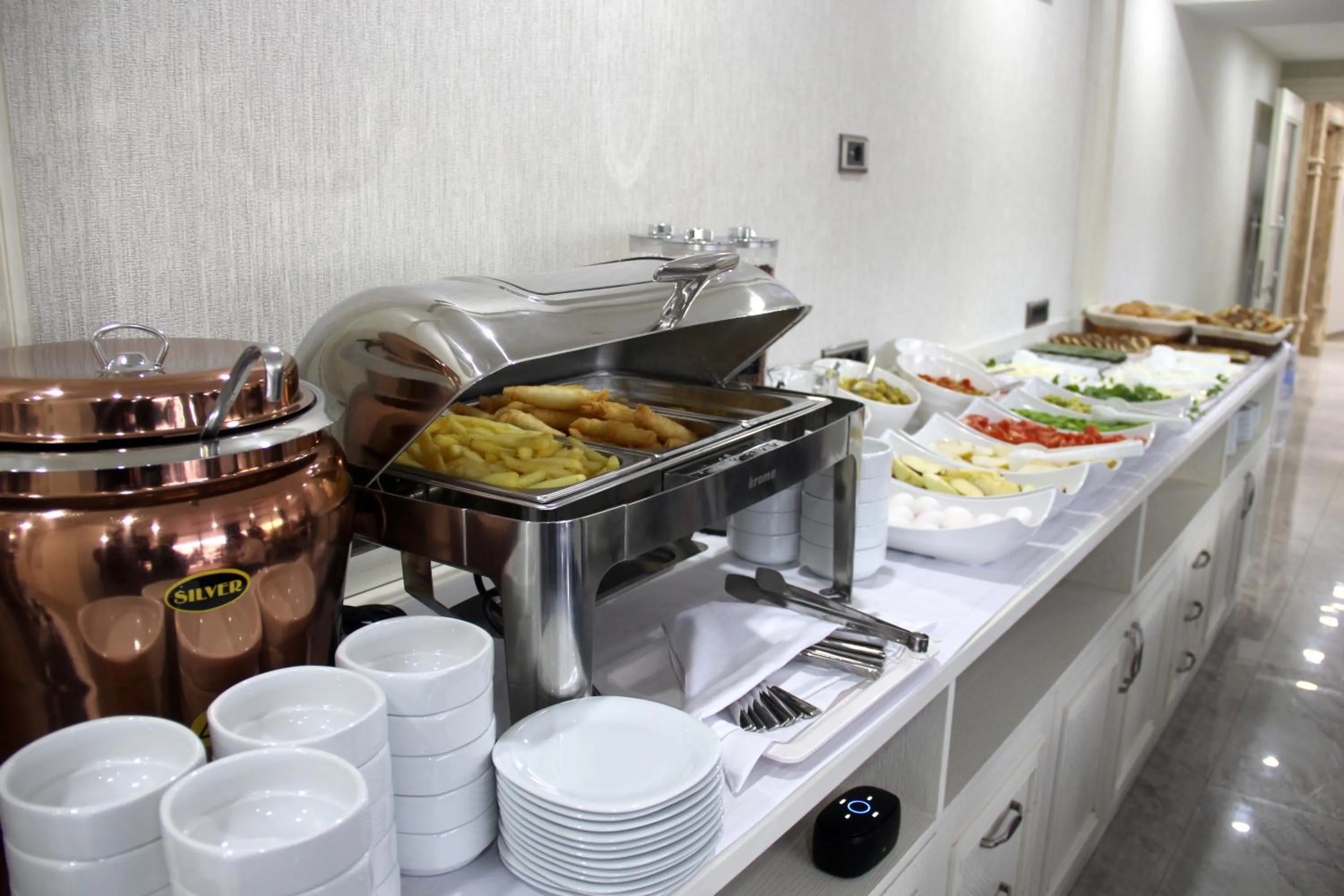 Restaurant/places to eat in Novelty Hotel