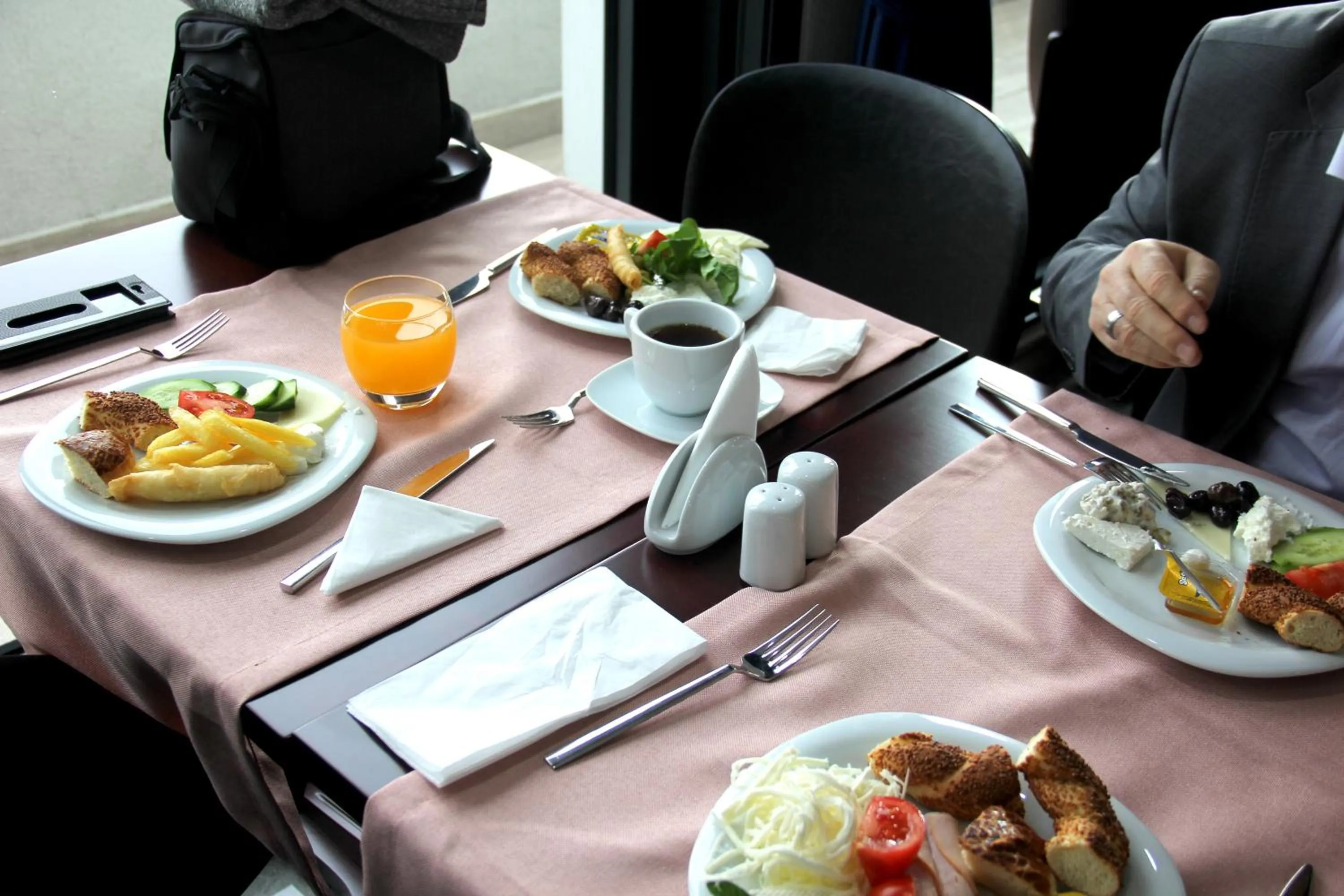 Restaurant/places to eat in Novelty Hotel