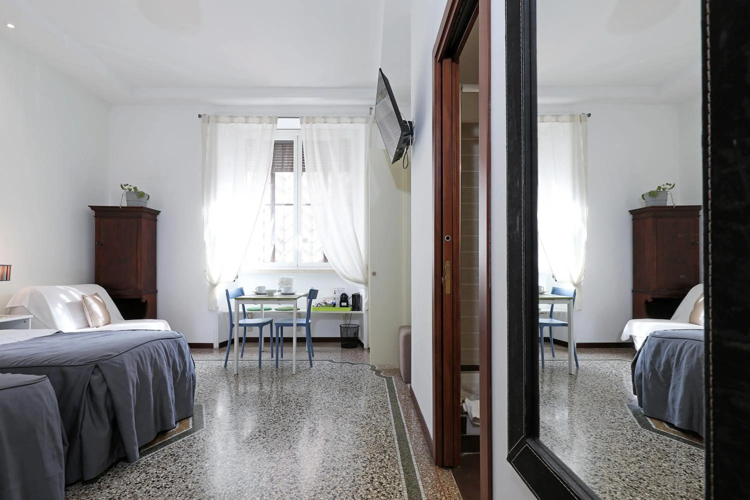 Bed in Maison Colosseo (Via dei Querceti 24)