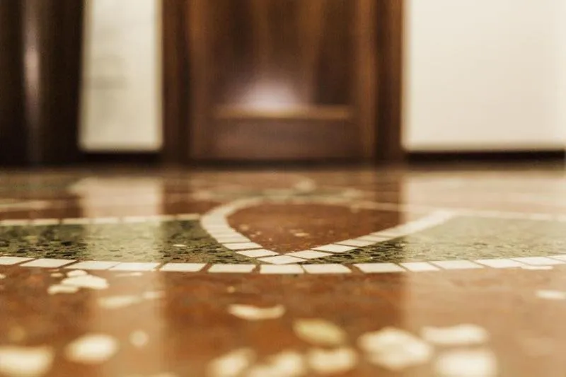 Decorative detail in Maison Colosseo (Via dei Querceti 24)