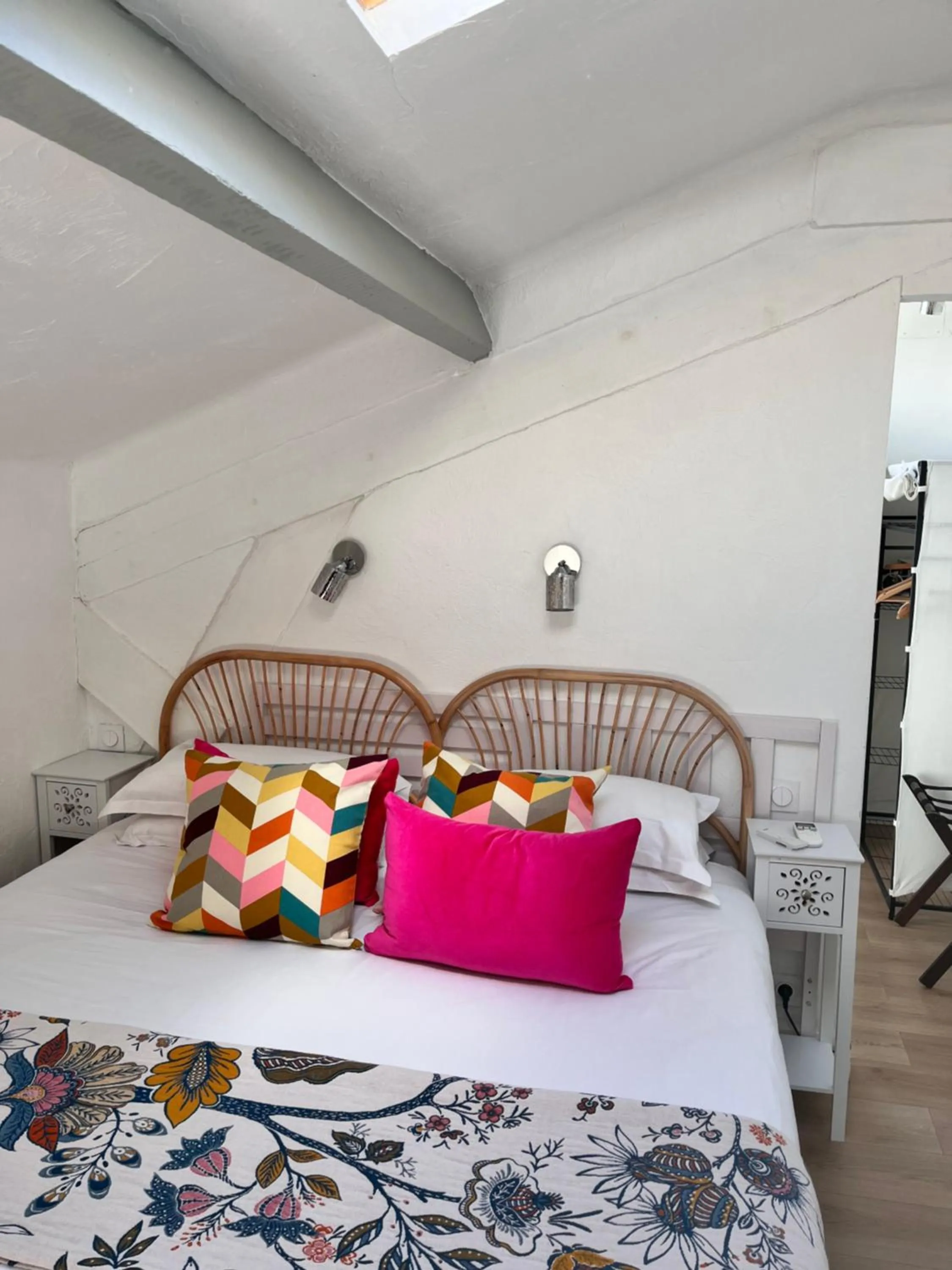 Bedroom, Bed in Hôtel Eden - La Baigneuse