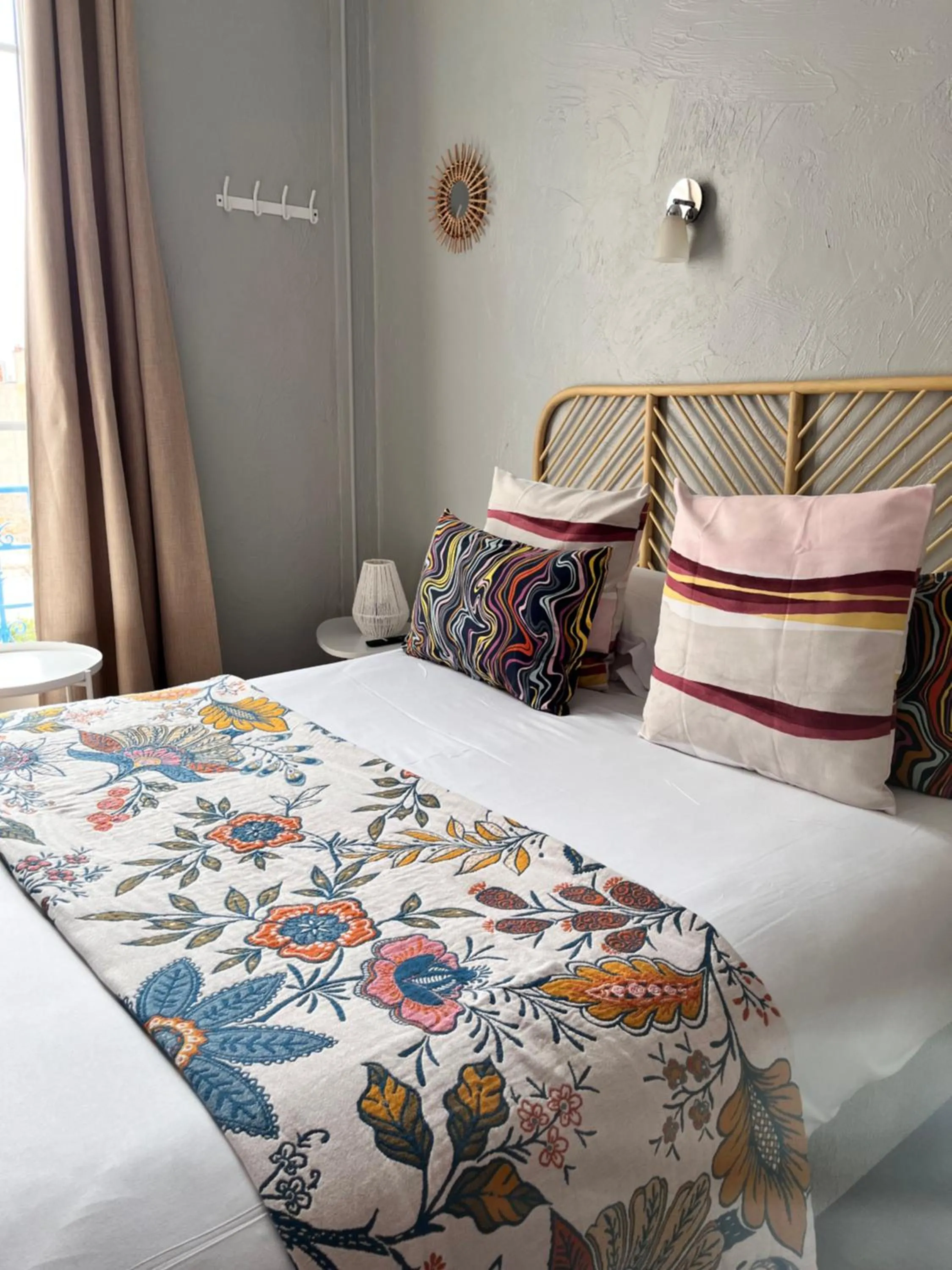 Bedroom, Bed in Hôtel Eden - La Baigneuse