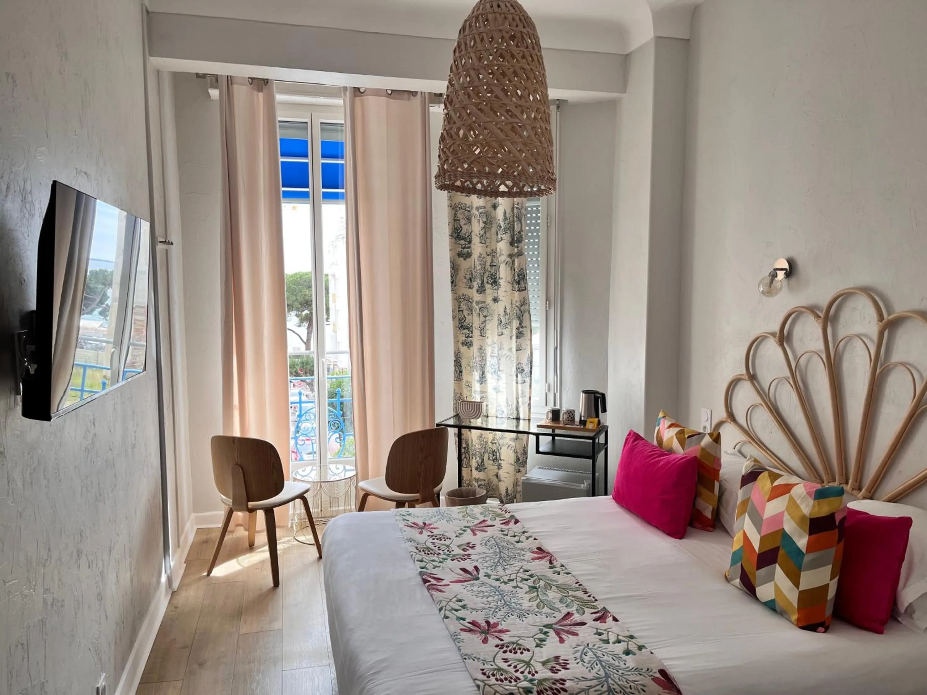 Bedroom, Bed in Hôtel Eden - La Baigneuse