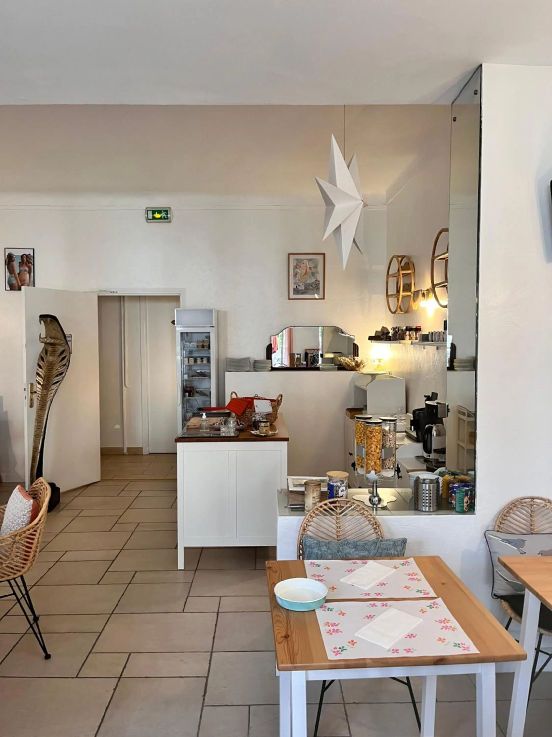 Dining area in Hôtel Eden - La Baigneuse