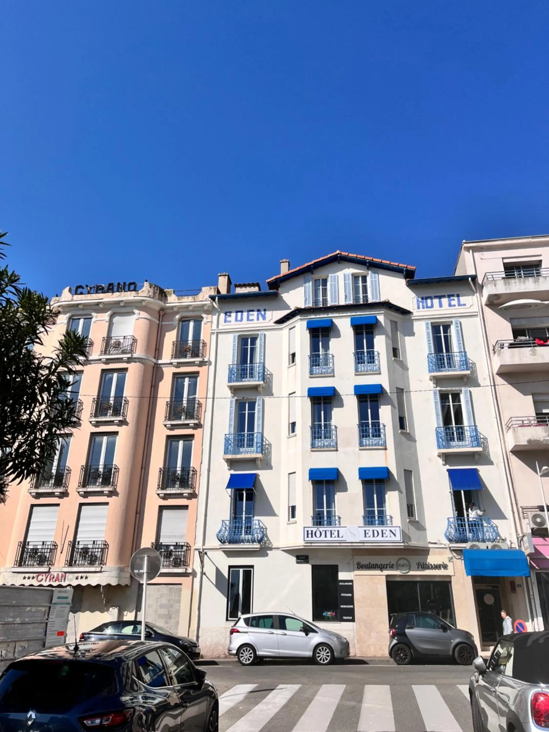 Property building in Hôtel Eden - La Baigneuse