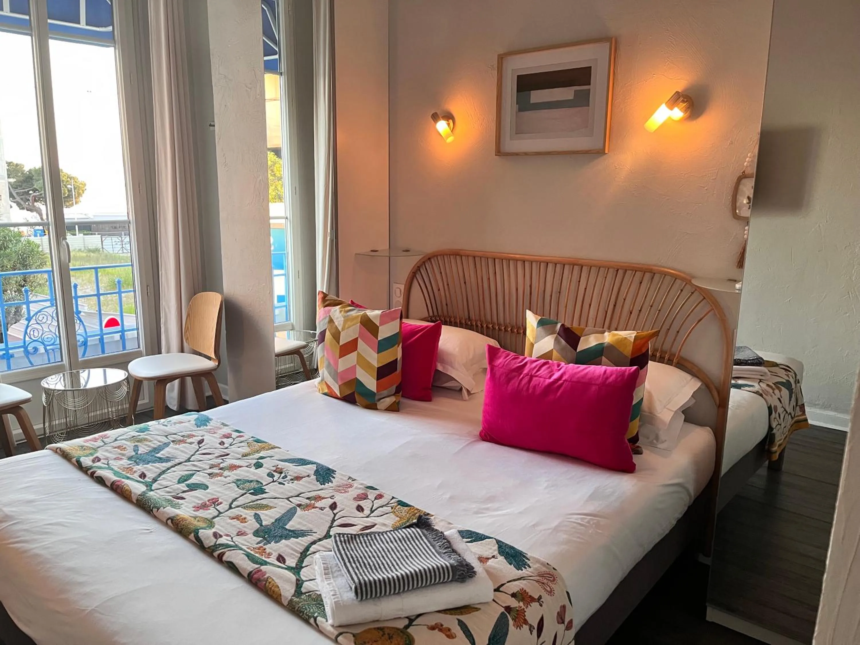 Bedroom, Bed in Hôtel Eden - La Baigneuse