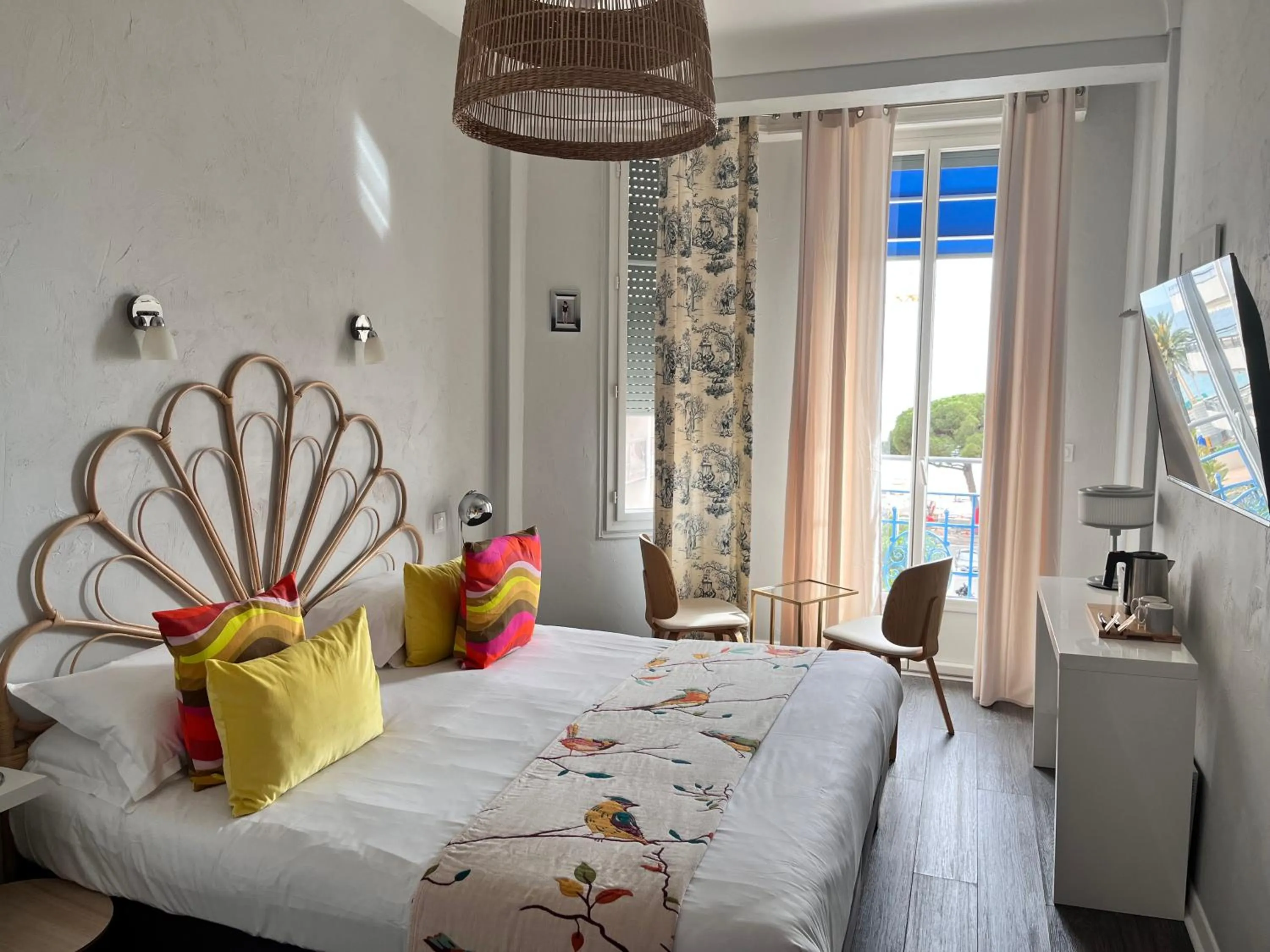 Bedroom, Bed in Hôtel Eden - La Baigneuse