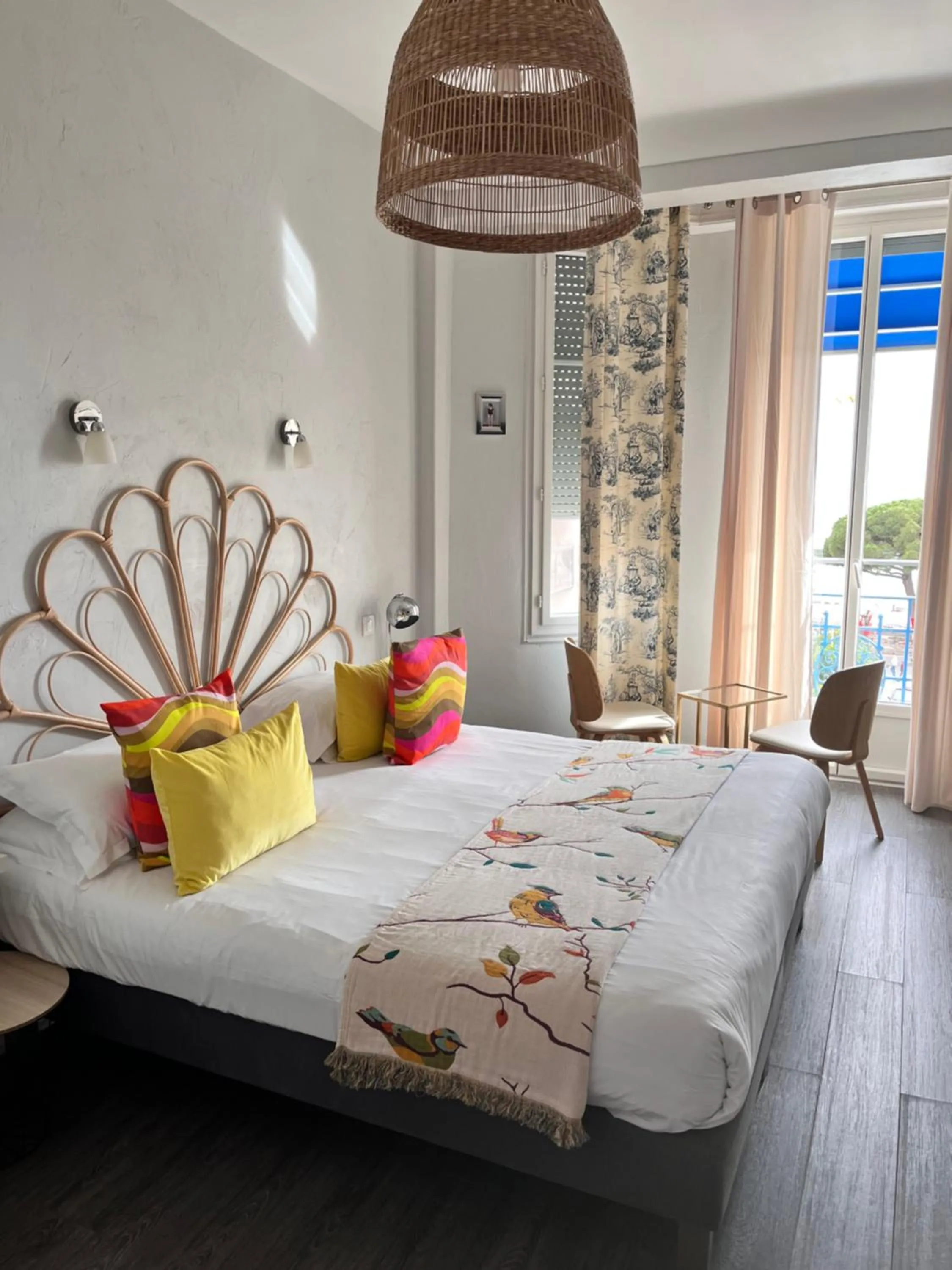 Bedroom, Bed in Hôtel Eden - La Baigneuse