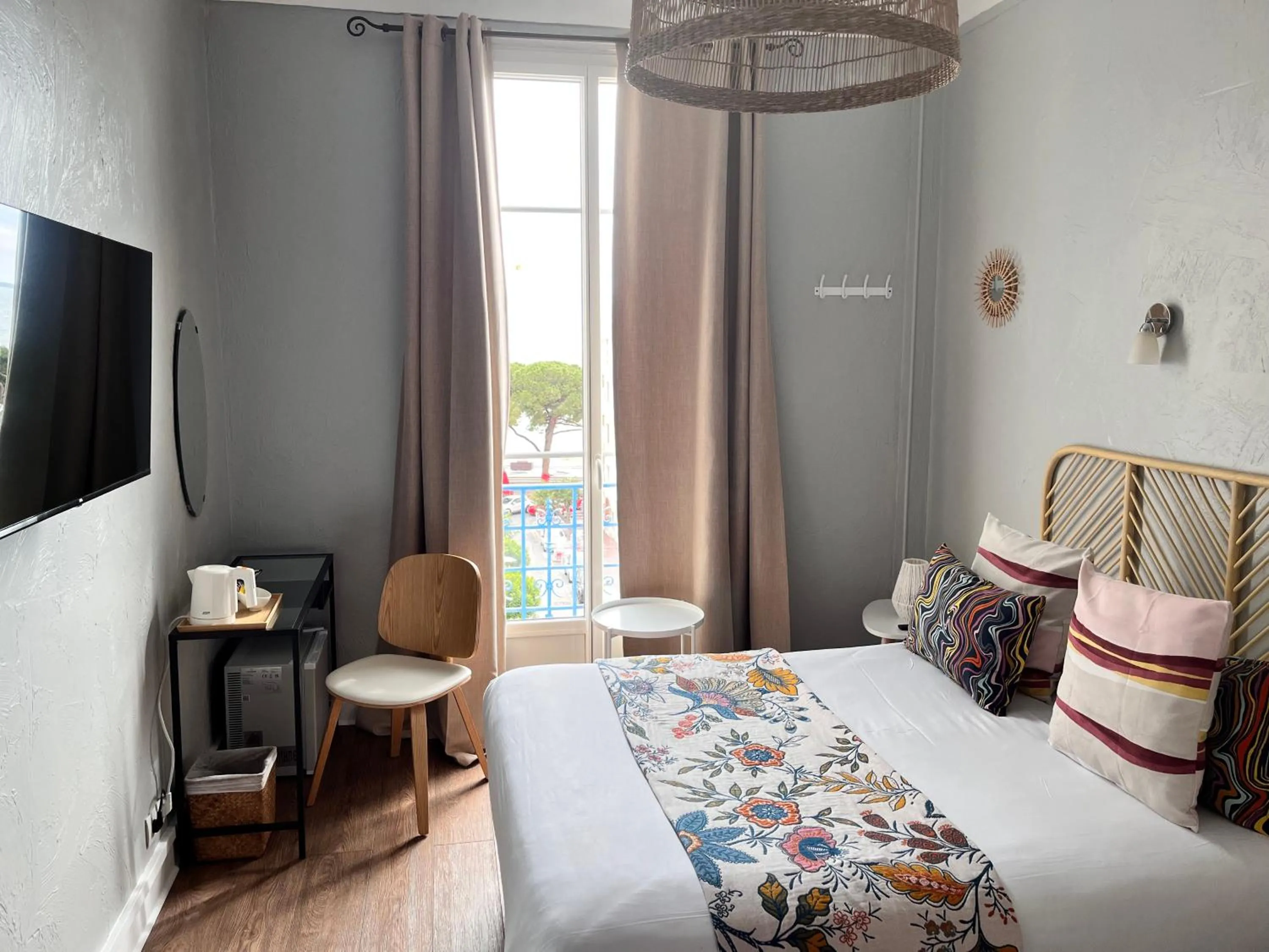 Bedroom, Bed in Hôtel Eden - La Baigneuse