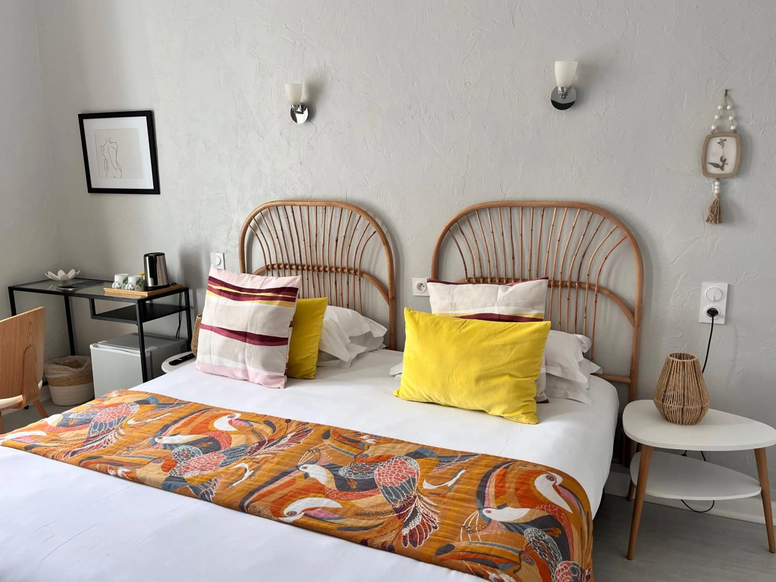 Bedroom, Bed in Hôtel Eden - La Baigneuse