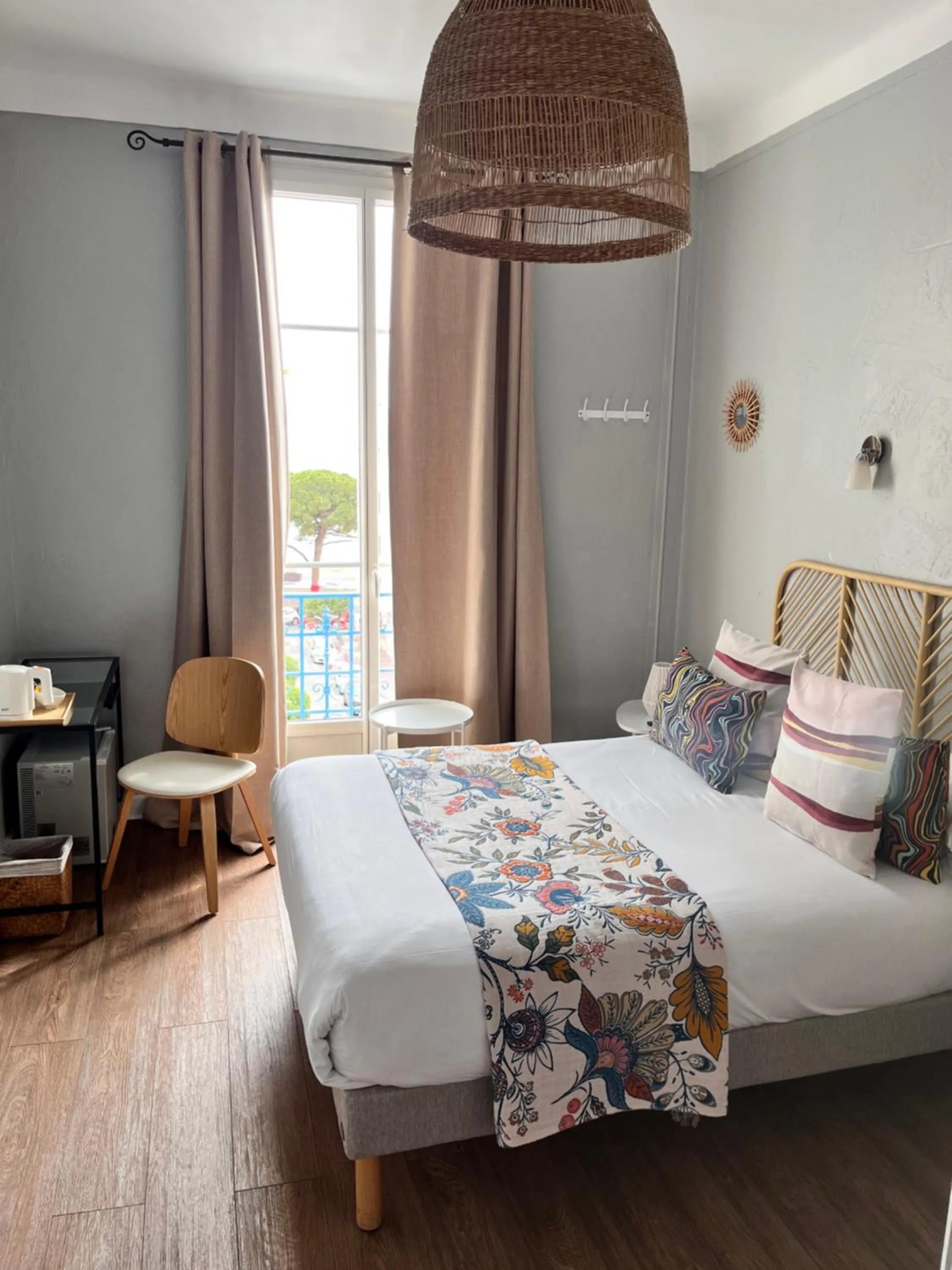 Bedroom, Bed in Hôtel Eden - La Baigneuse