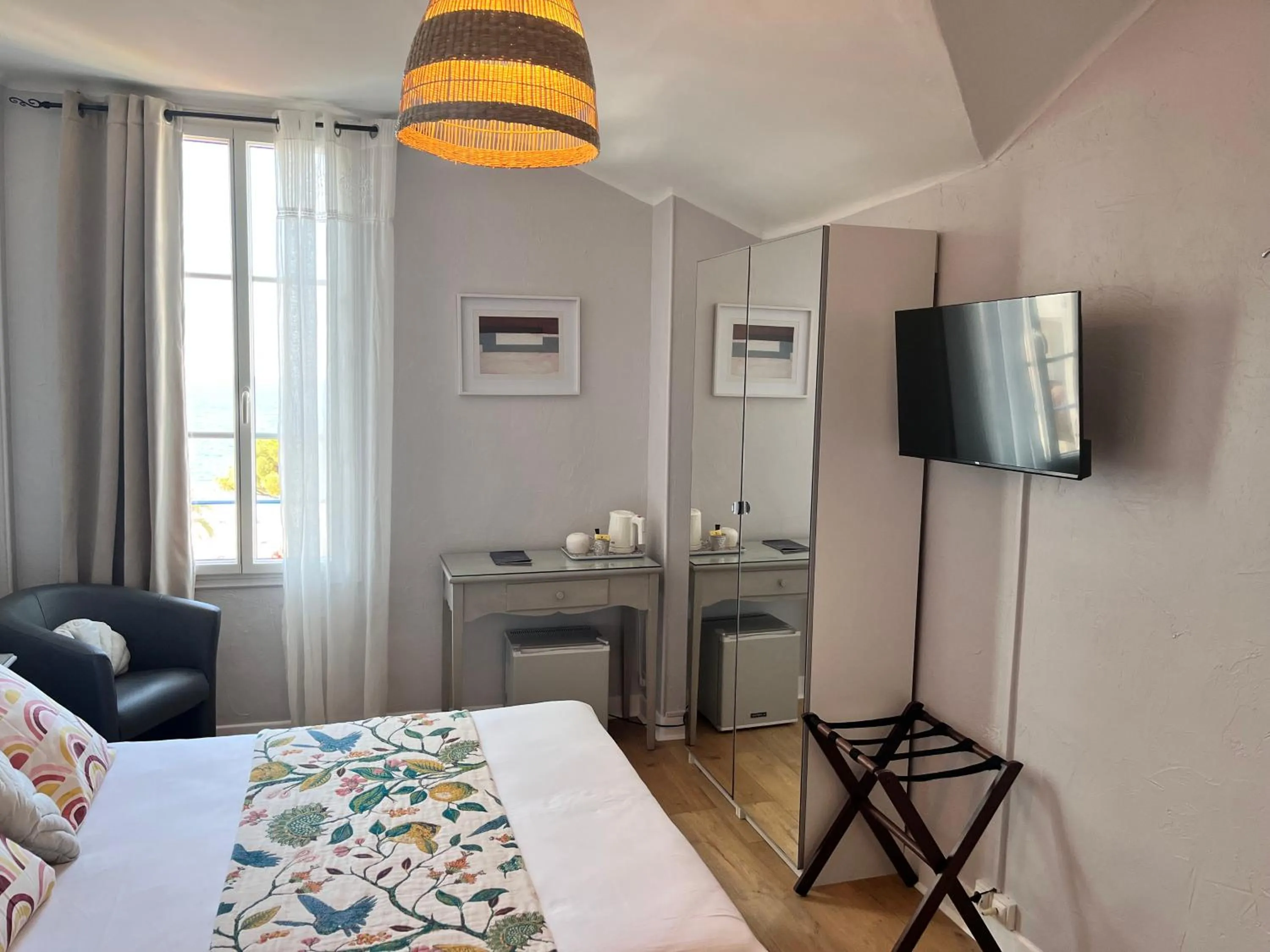 Bedroom, Bed in Hôtel Eden - La Baigneuse