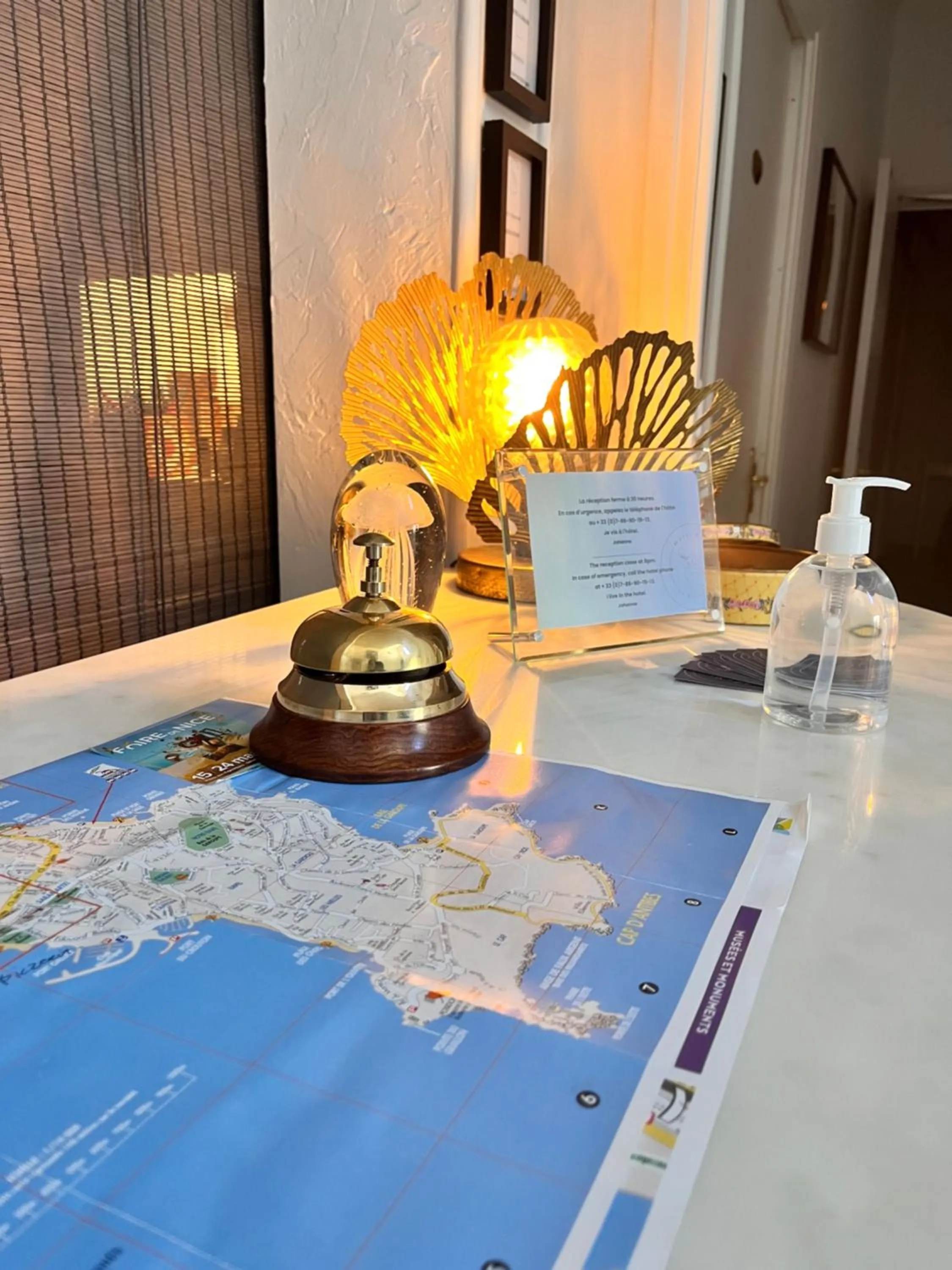 Lobby or reception in Hôtel Eden - La Baigneuse