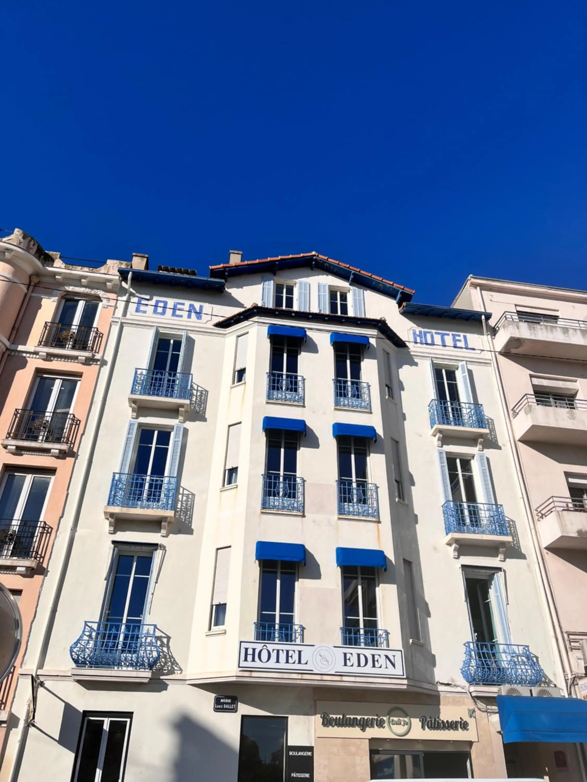 Property building in Hôtel Eden - La Baigneuse