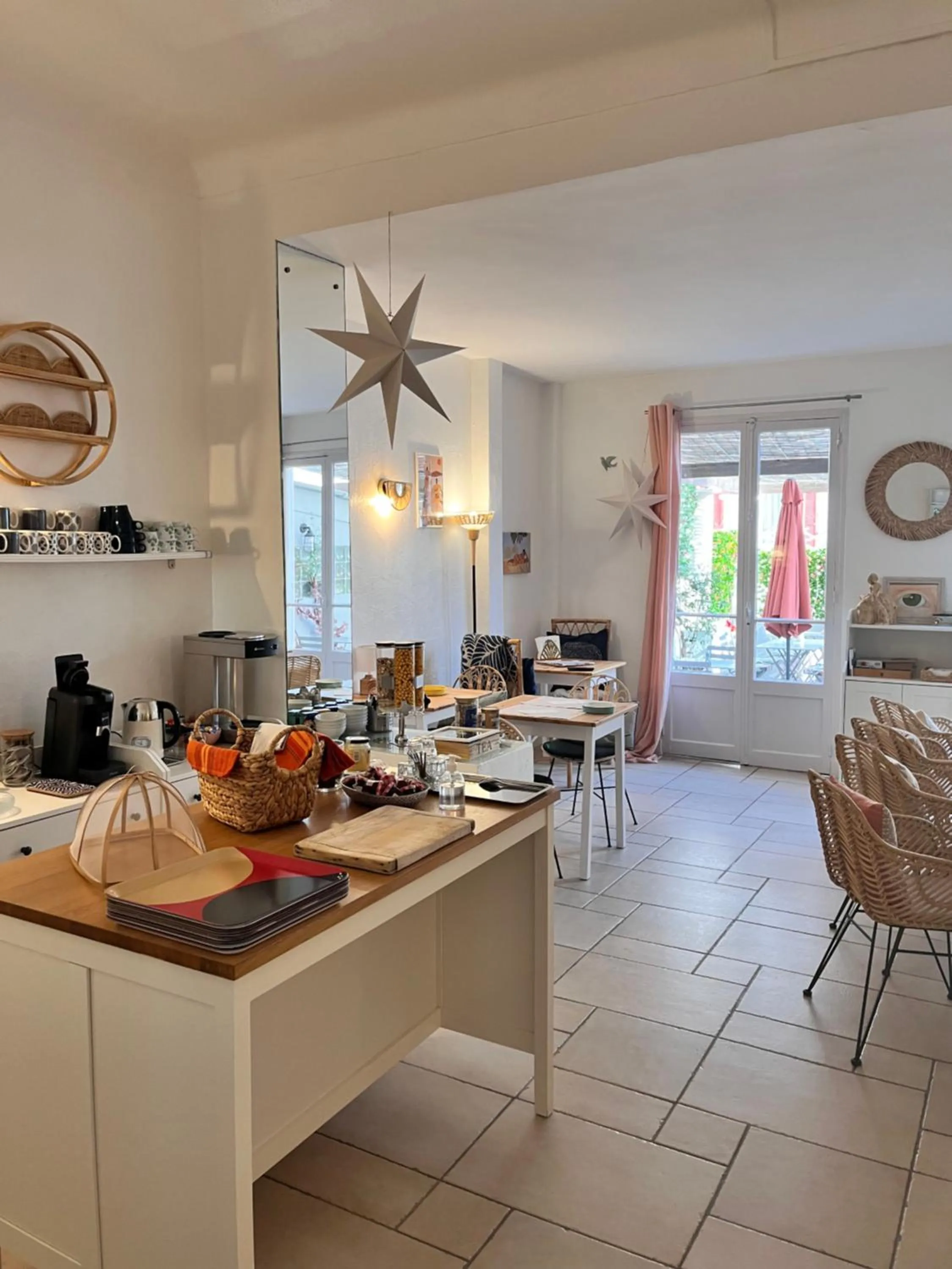 Coffee/tea facilities in Hôtel Eden - La Baigneuse