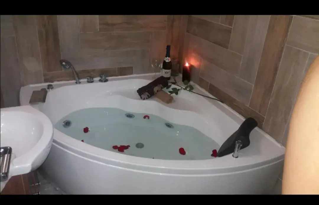 Marina Jacuzzi Apartment free parking Marina Jacuzzi Apartment free parking