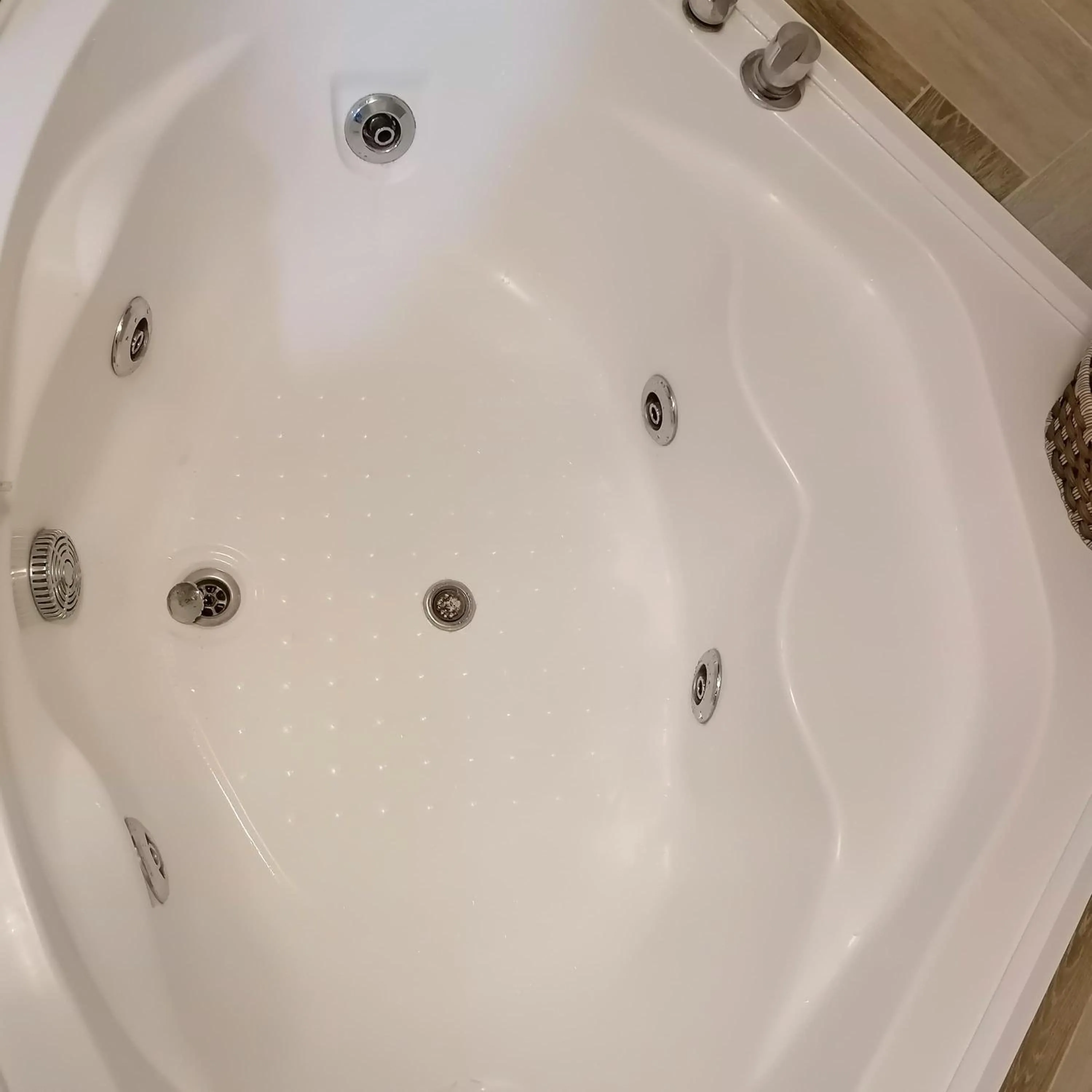 Hot Tub in Marina Jacuzzi Apartment free parking